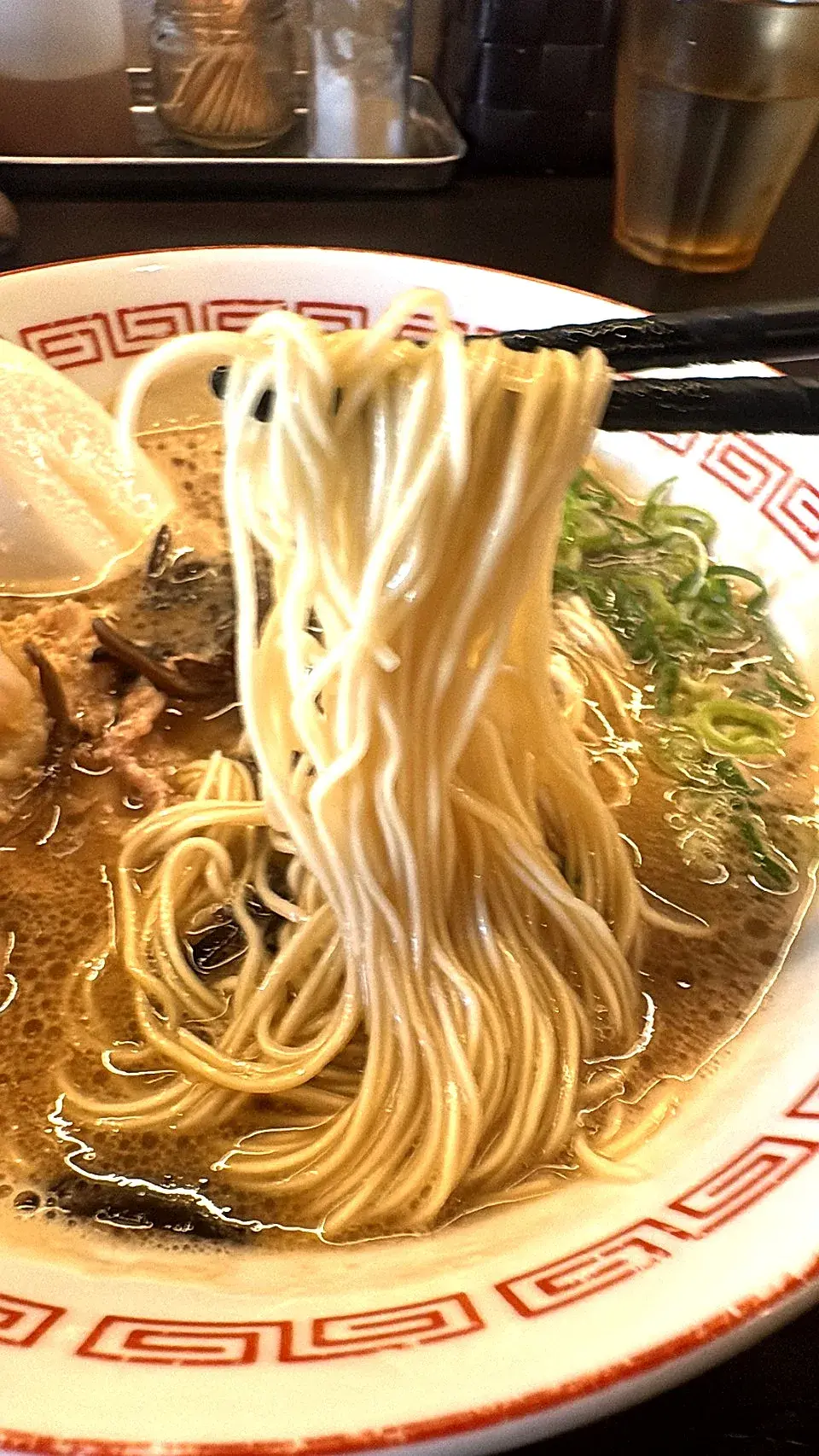 博多とんこつ 豚の足跡の極細ストレート麺のリフト
