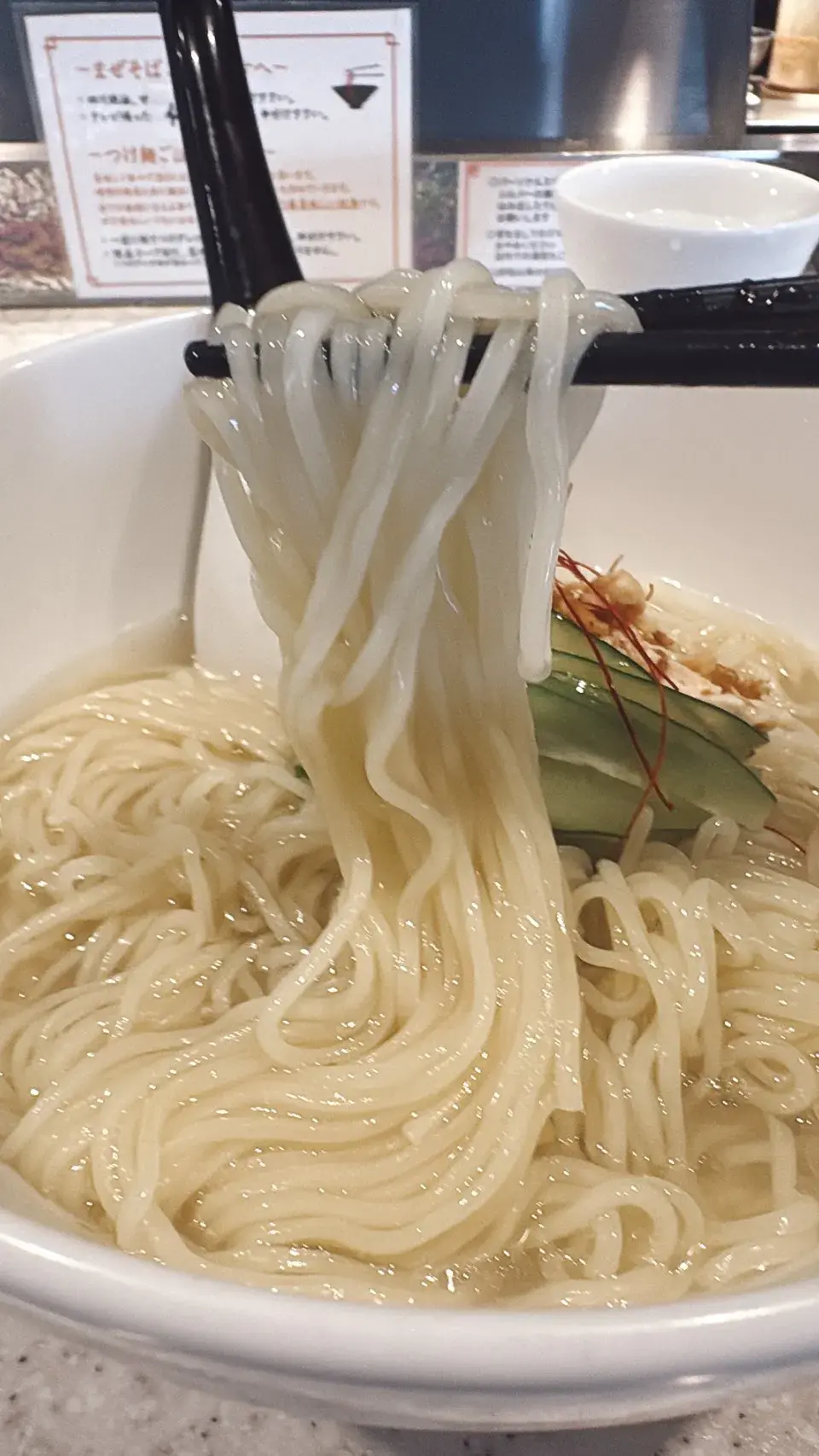 ありがた屋のコーチン出汁の冷やししおらぅめんの細麺をリフトしたところ