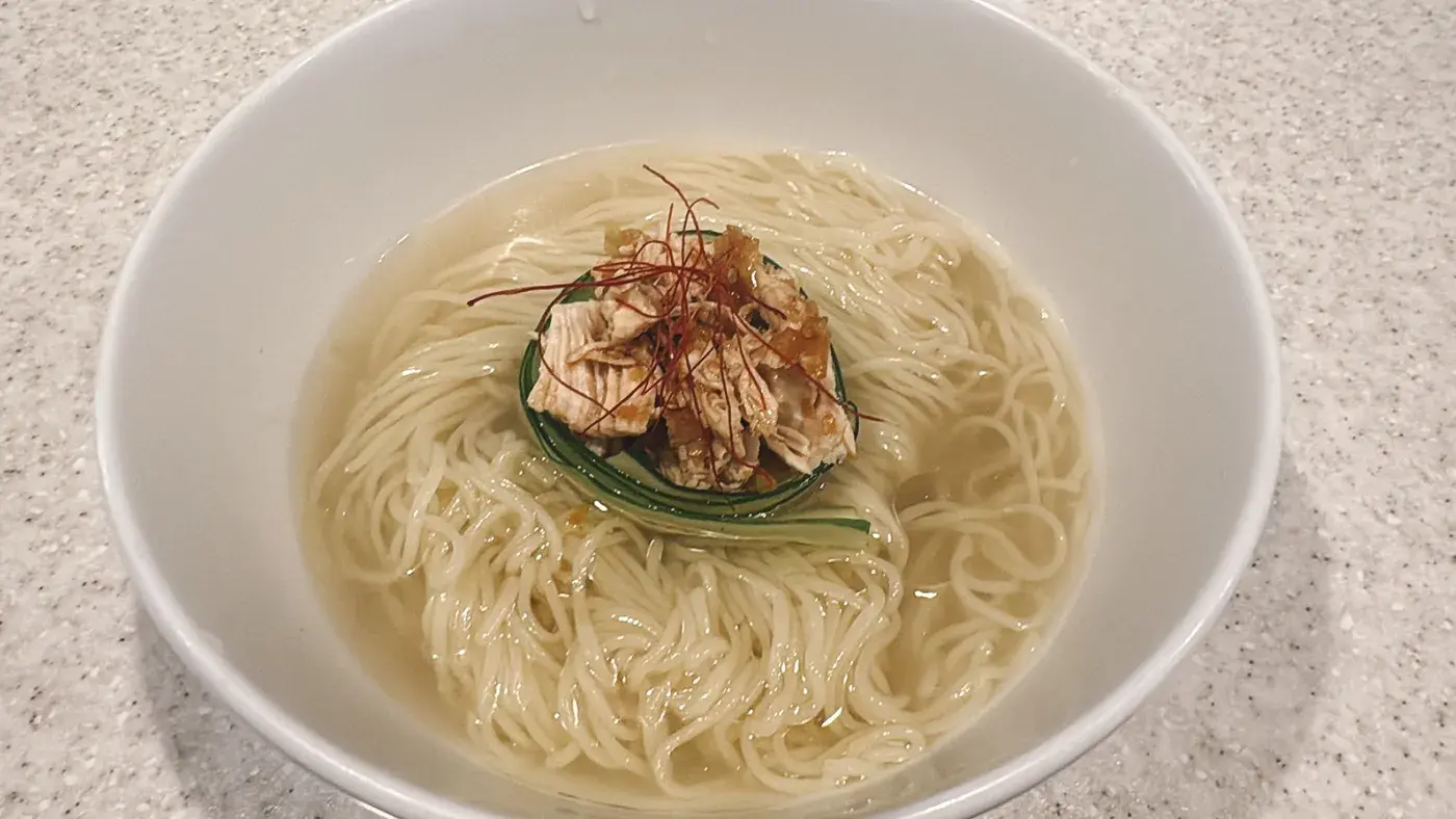 ありがた屋のコーチン出汁の冷やししおらぅめん。鶏の旨味が詰まった塩だれスープに薄切りきゅうりとささみ
