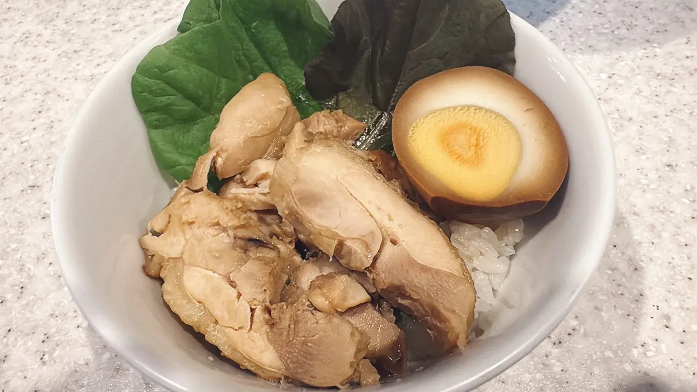 ありがた屋の鶏肉のさっぱり甘酢煮丼。味付けかた茹で玉子と甘酢鶏もも肉
