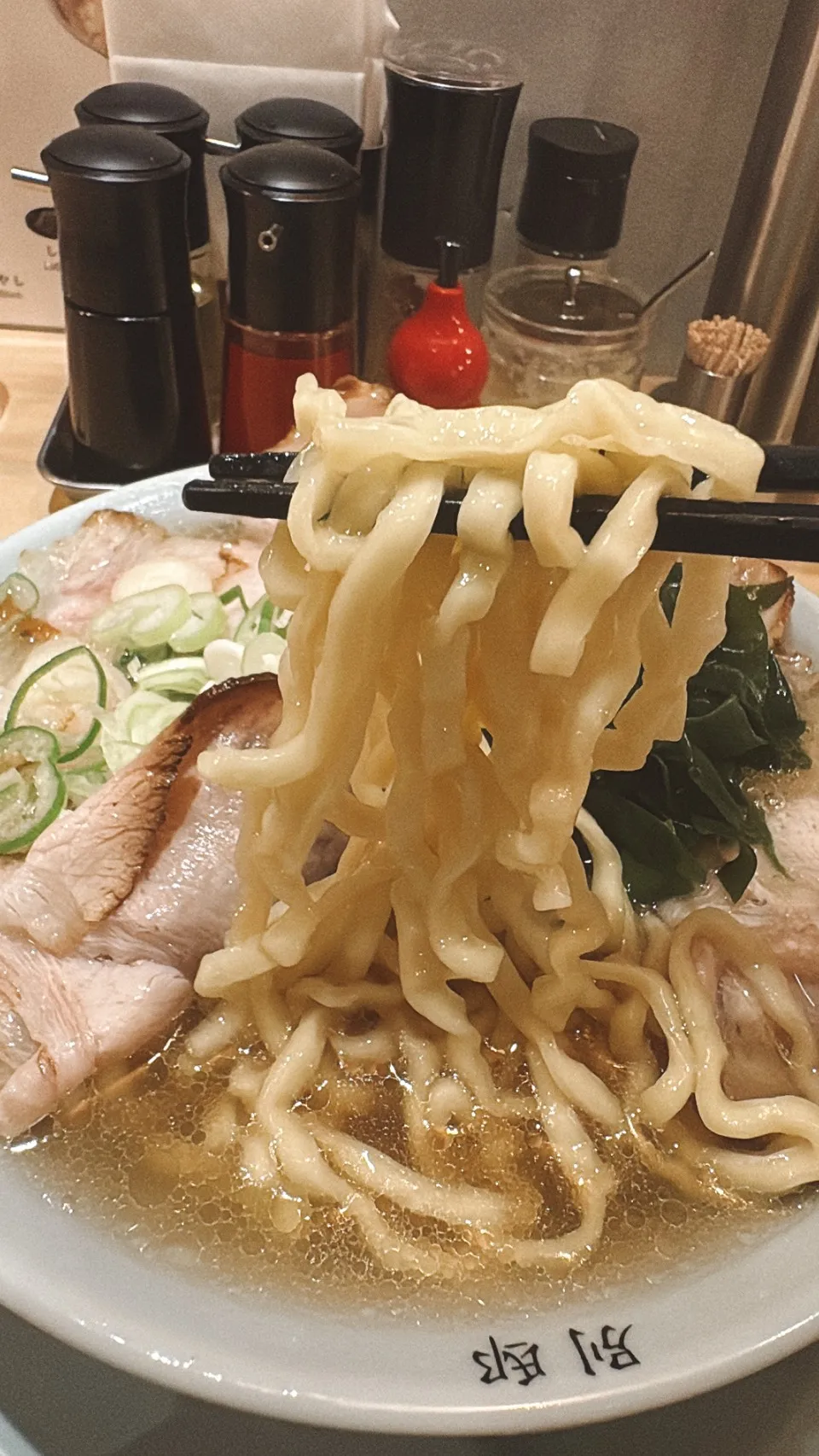 別邸 鶴亀堂の豚清湯のもちもち太麺をリフトしたところ