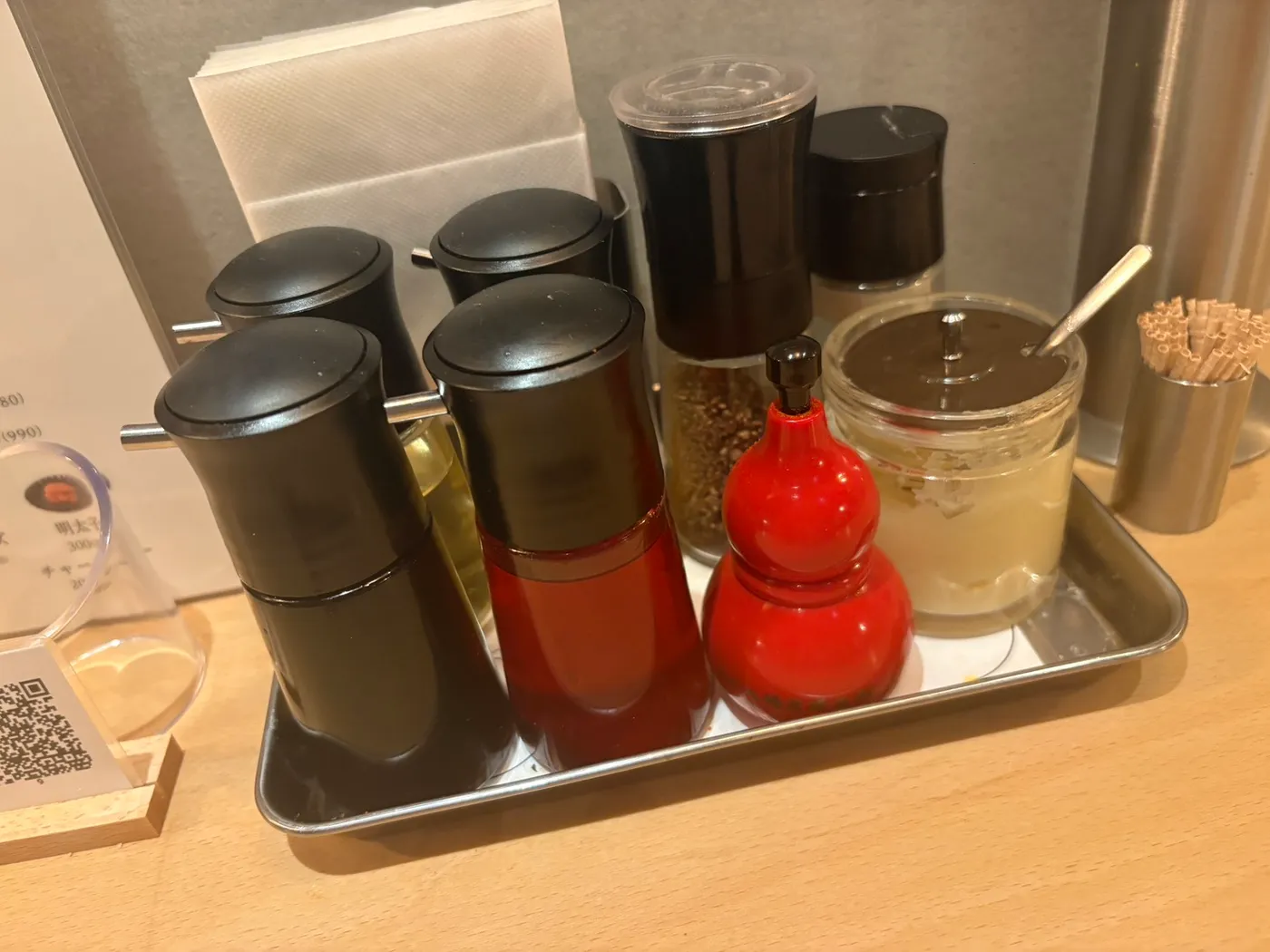 別邸 鶴亀堂の卓上調味料。ラー油や酢、こしょうなど餃子用が多め