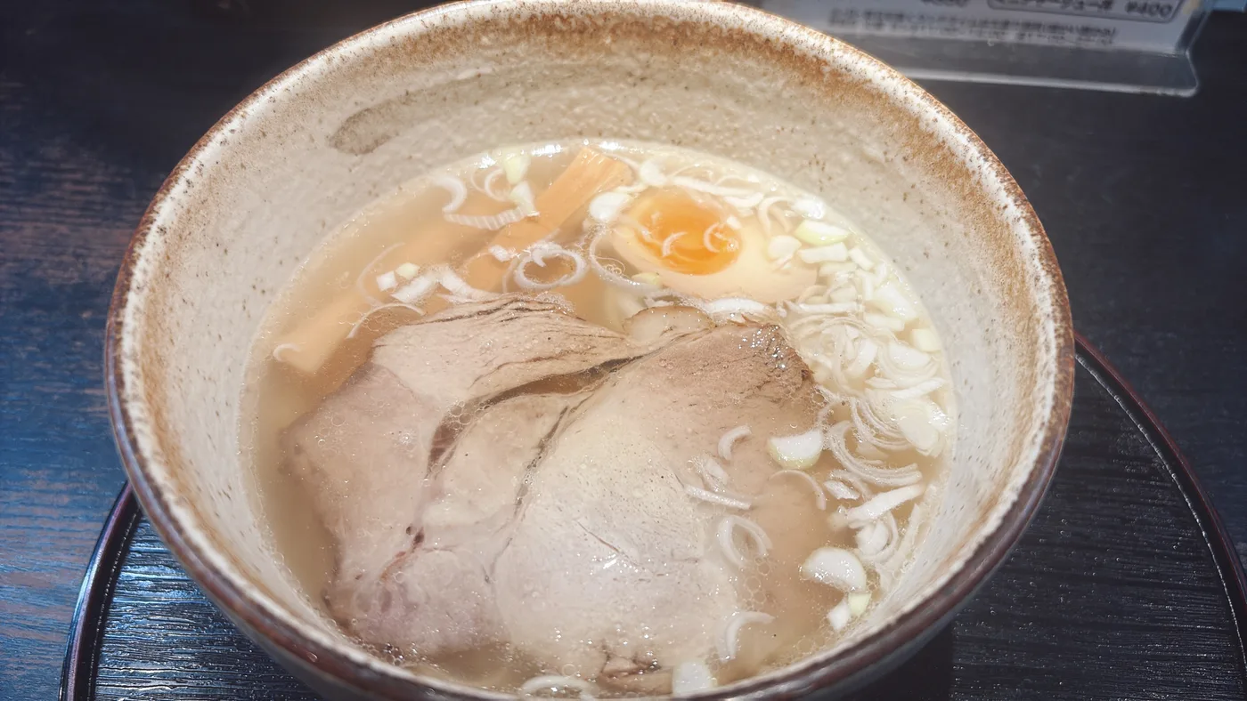 草津亭の塩ラーメン。大きめのチャーシュー2枚と味玉、メンマ、ねぎがのった一杯