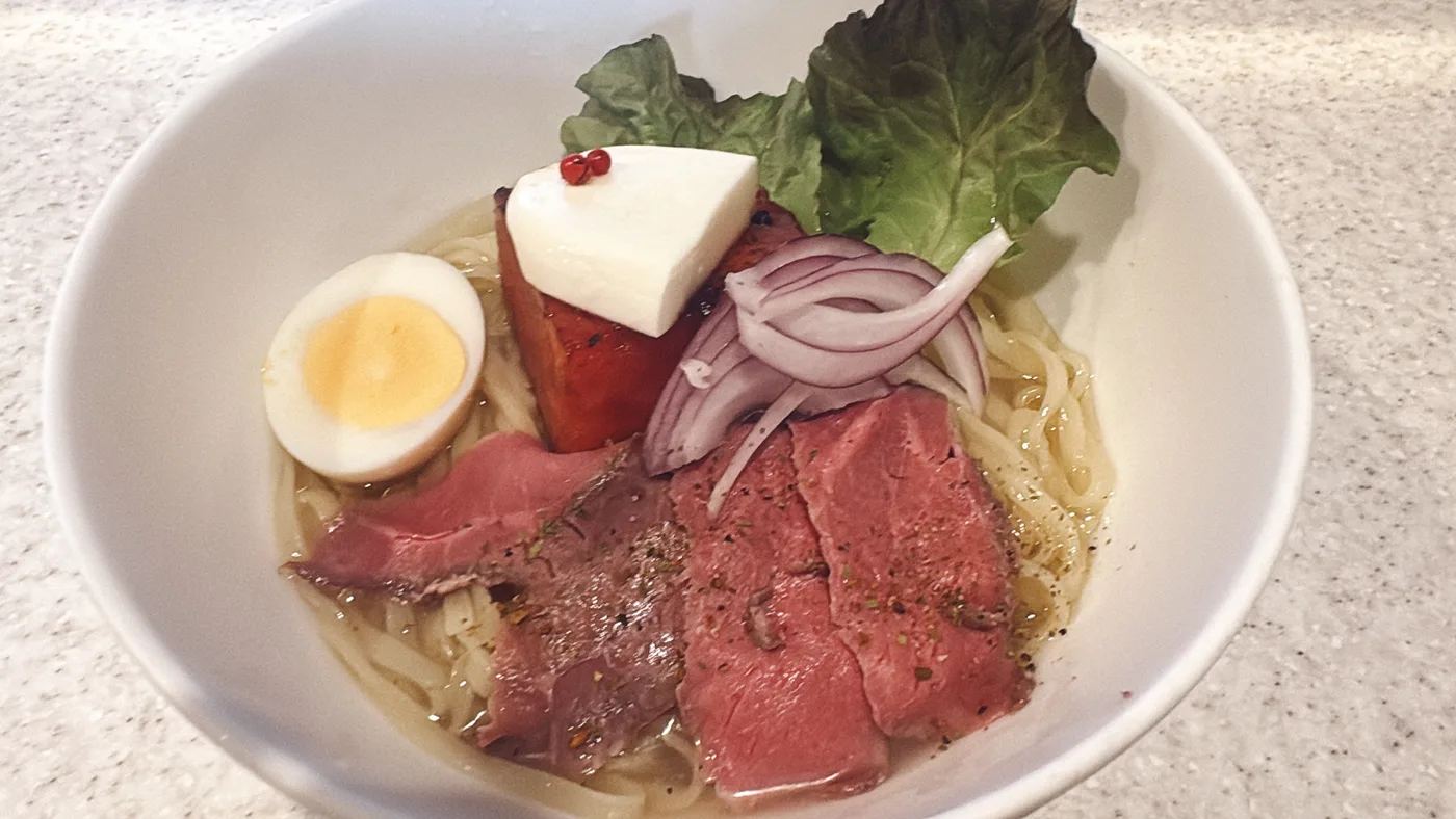 ありがた屋の洋風冷やし牛香露。黒毛和牛ローストビーフ、焼きスイカ、味玉、赤玉ねぎ、レタスがのった一杯