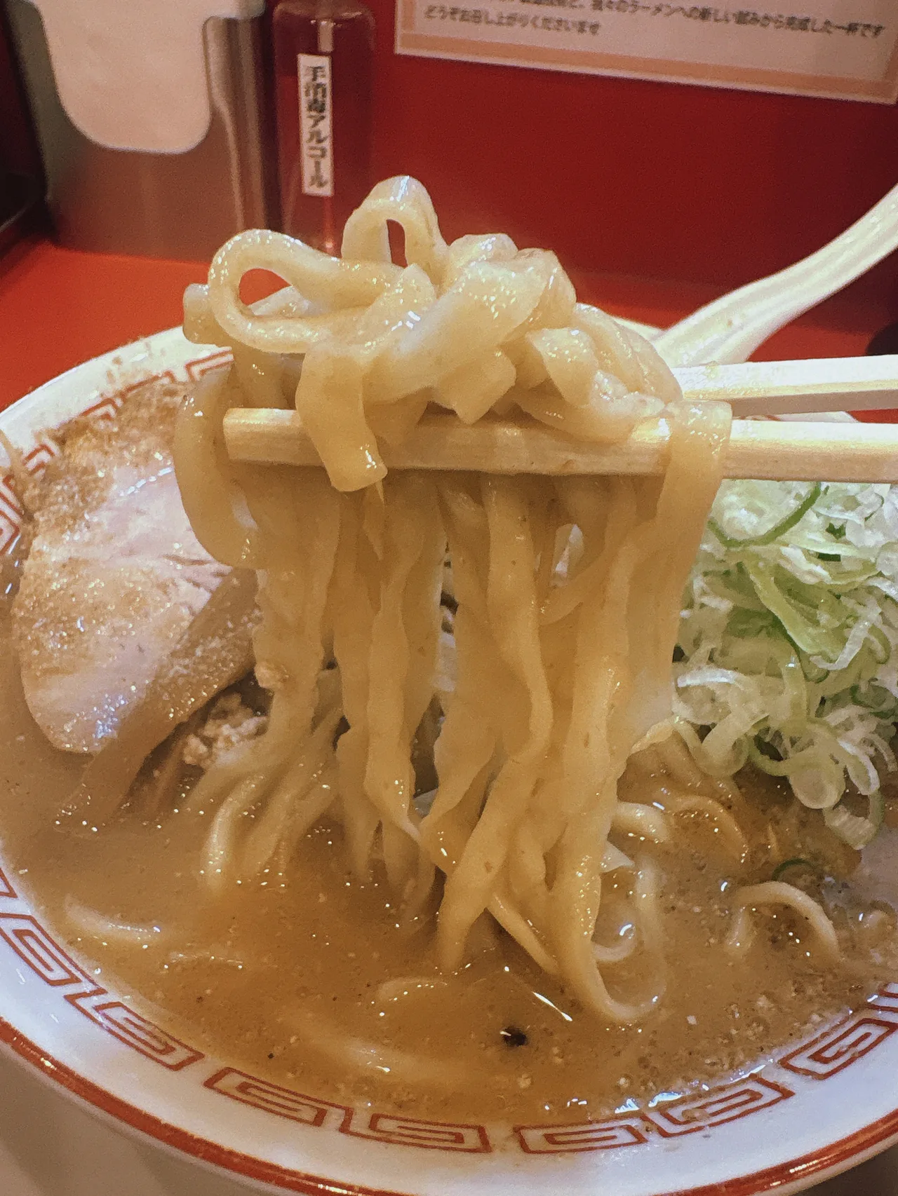 ラーメン荒畑 黒川店の味噌ラーメンの麺をリフトしたところ。平打ちでうねりのある独特な麺