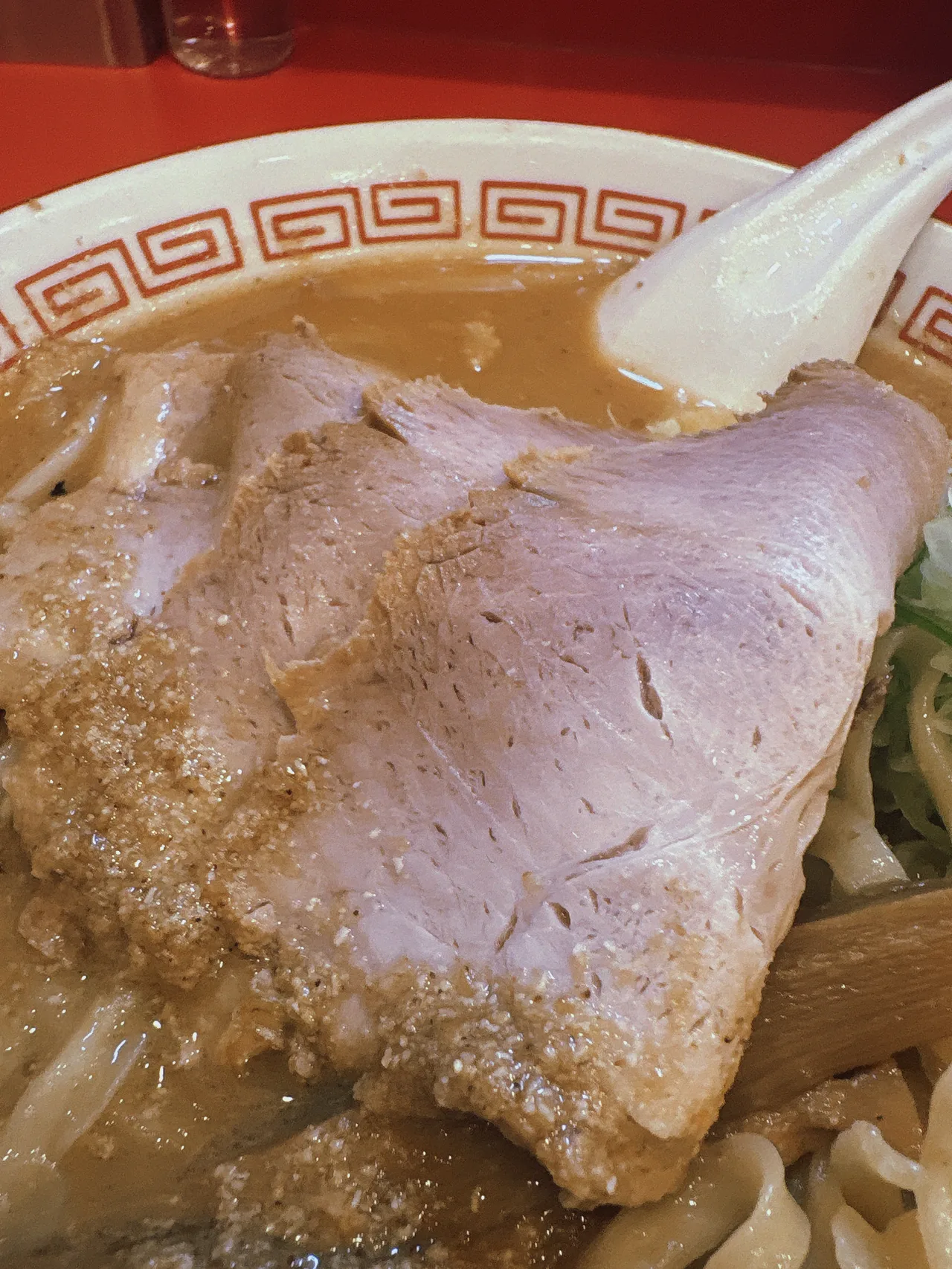 ラーメン荒畑 黒川店の味噌ラーメンのチャーシューのアップ