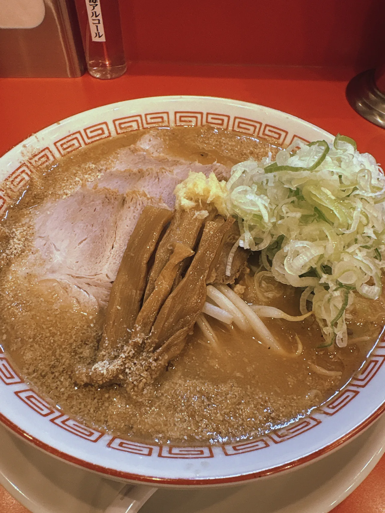 ラーメン荒畑 黒川店の味噌ラーメン。チャーシュー、メンマ、もやし、たっぷりのキャベツと生姜がのった一杯