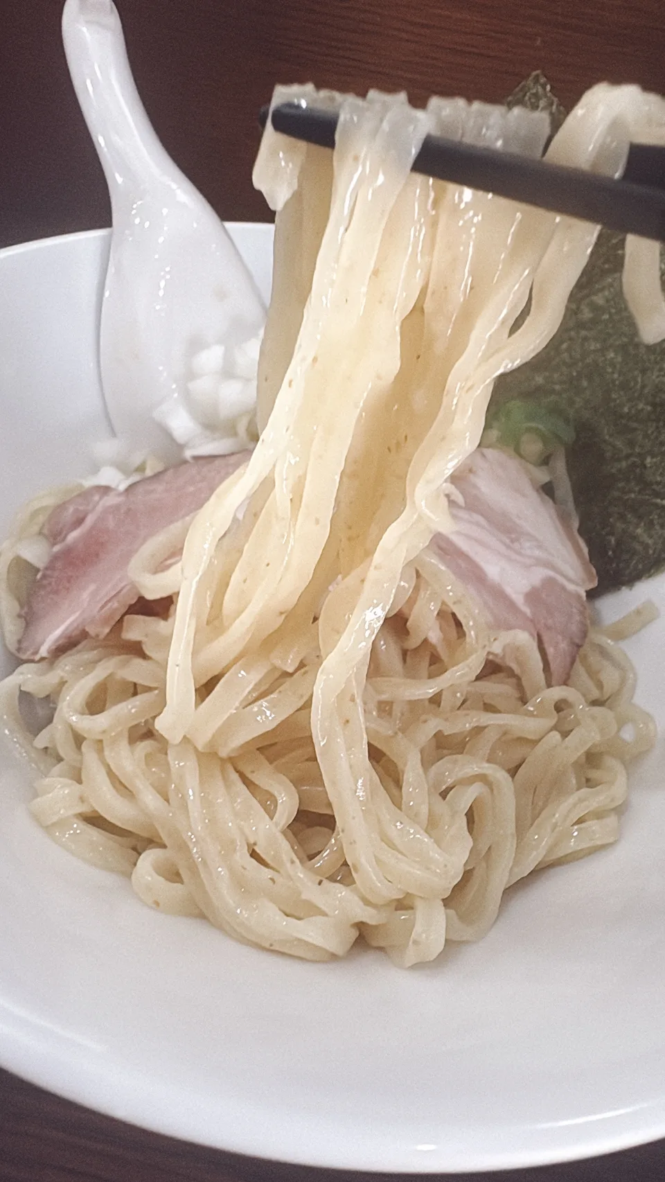 魚魚のいしりつけ麺の麺をリフトしたところ