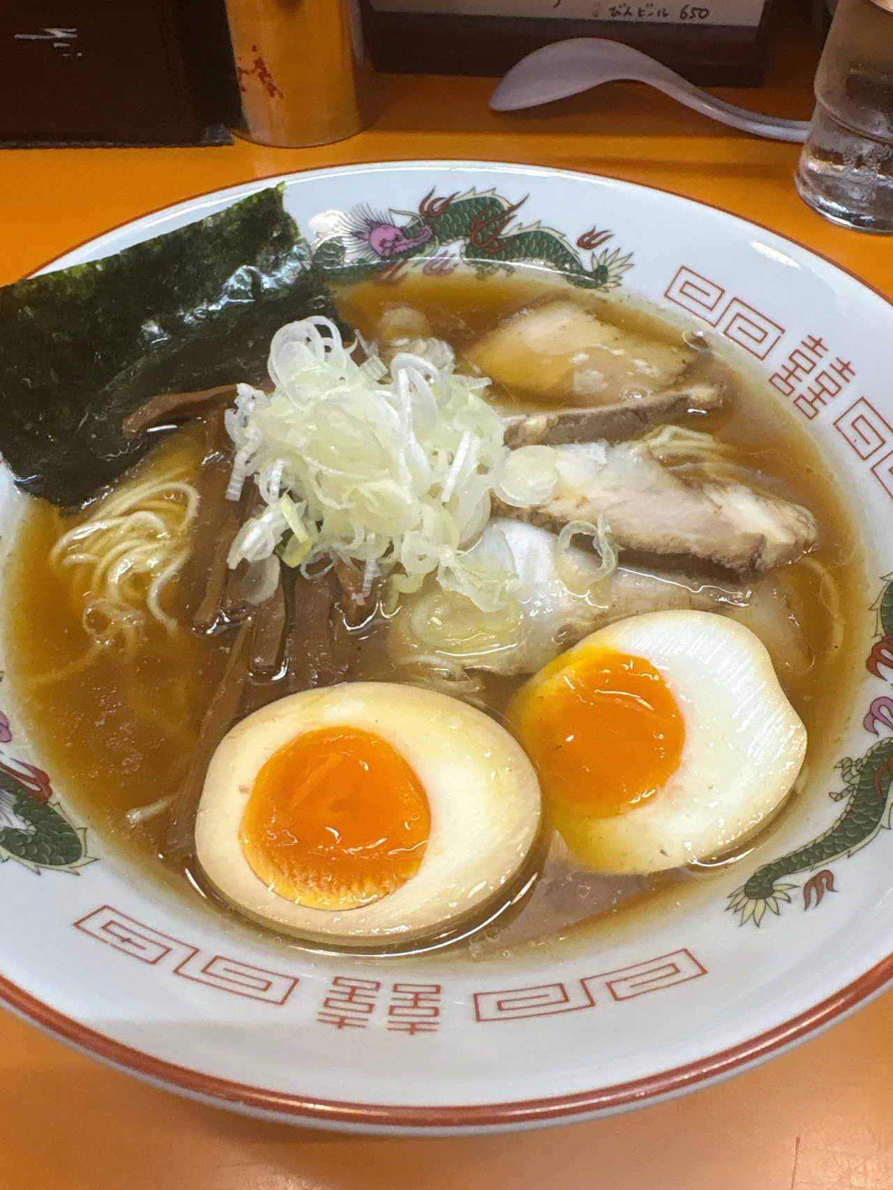 太陽食堂の味玉中華そばと焼きめしを並べたところ