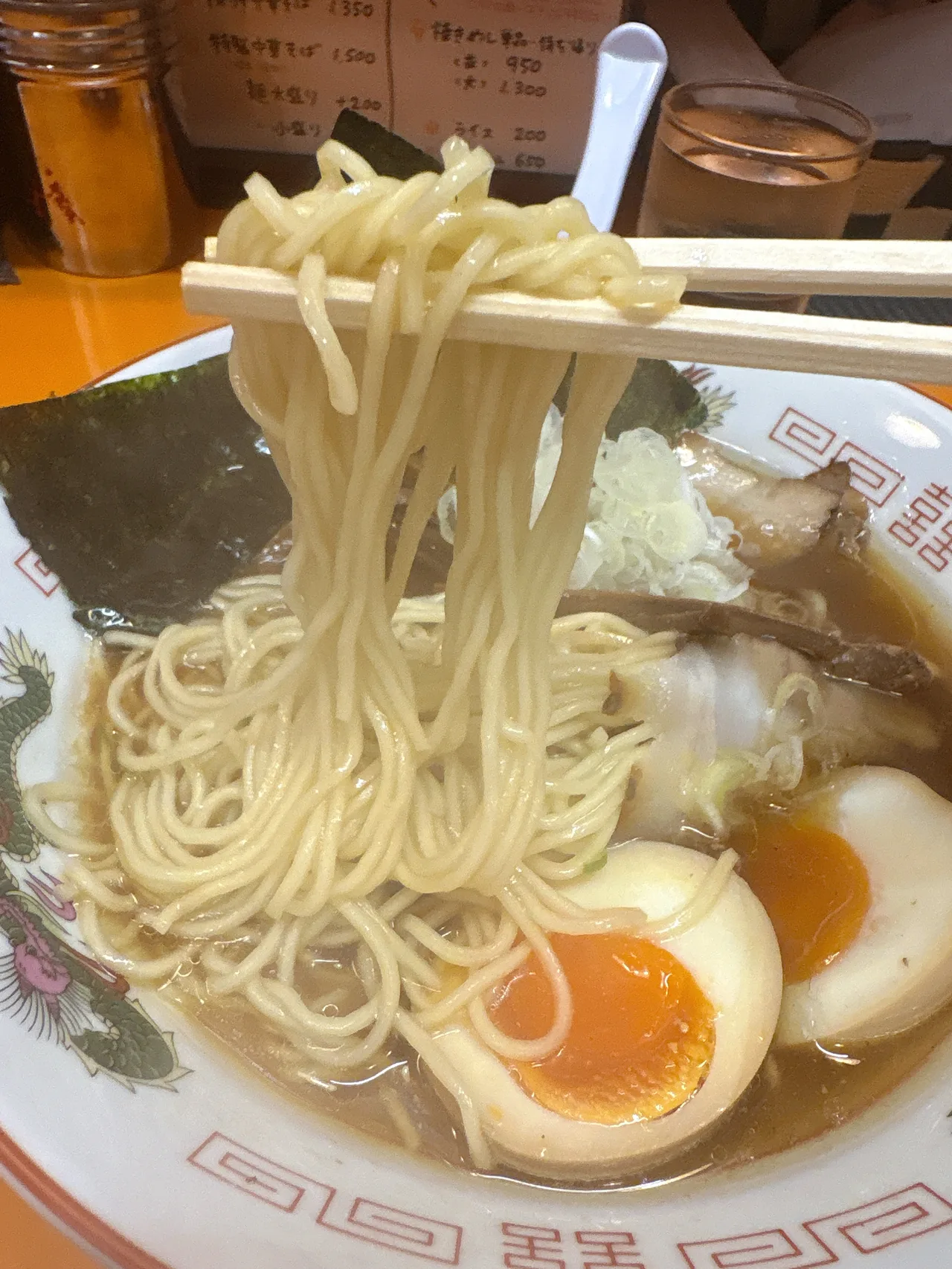 太陽食堂の味玉中華そばの麺をリフトしたところ