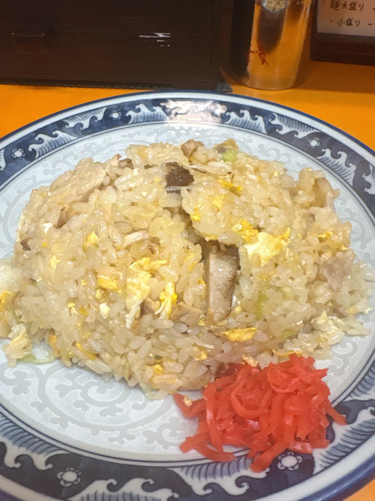 太陽食堂の焼きめし(並)。紅生姜が添えられ、こんもりと盛られている