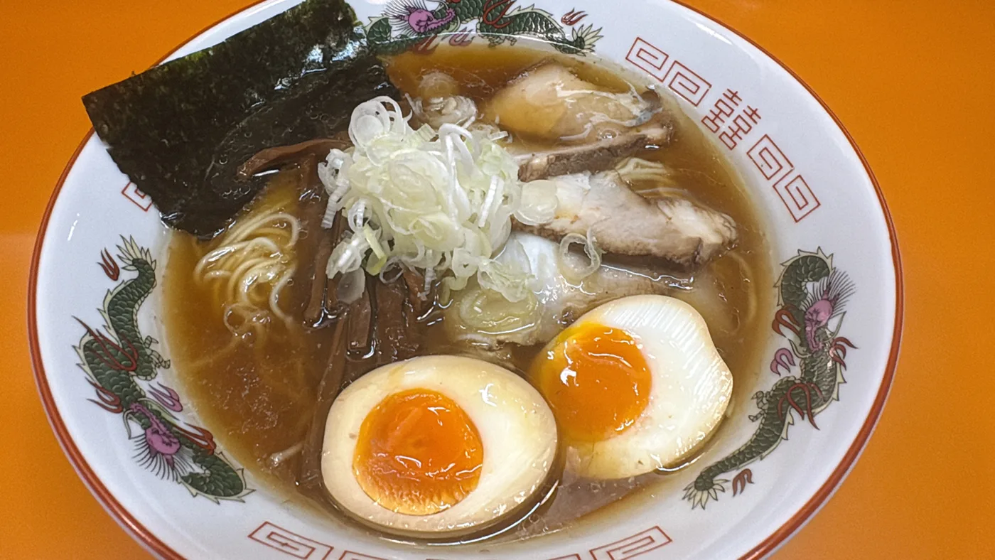 太陽食堂の味玉中華そば。チャーシュー、メンマ、海苔、ねぎ、味玉2切れがのった一杯