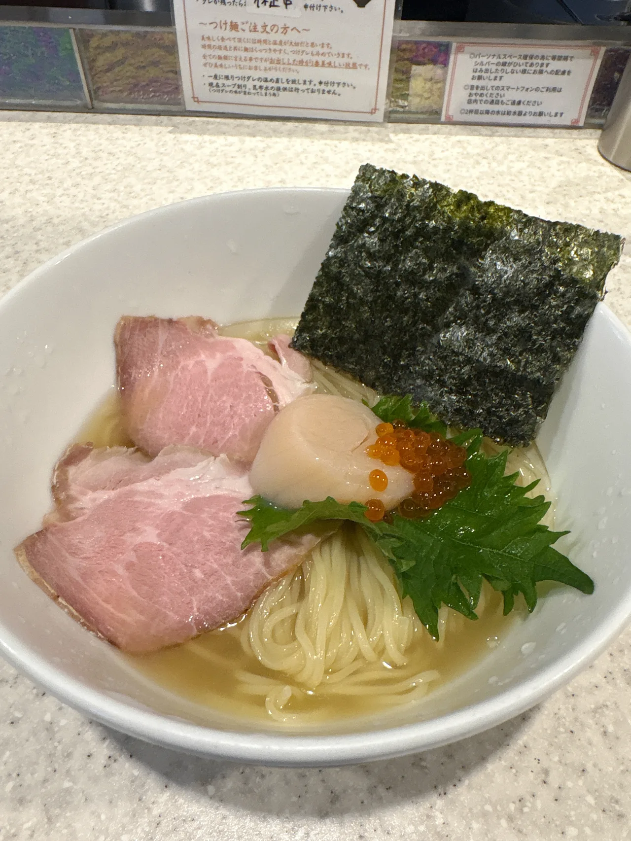 ありがた屋の冷製ホタテだしのしおらぅめんをテーブルに置いたところ