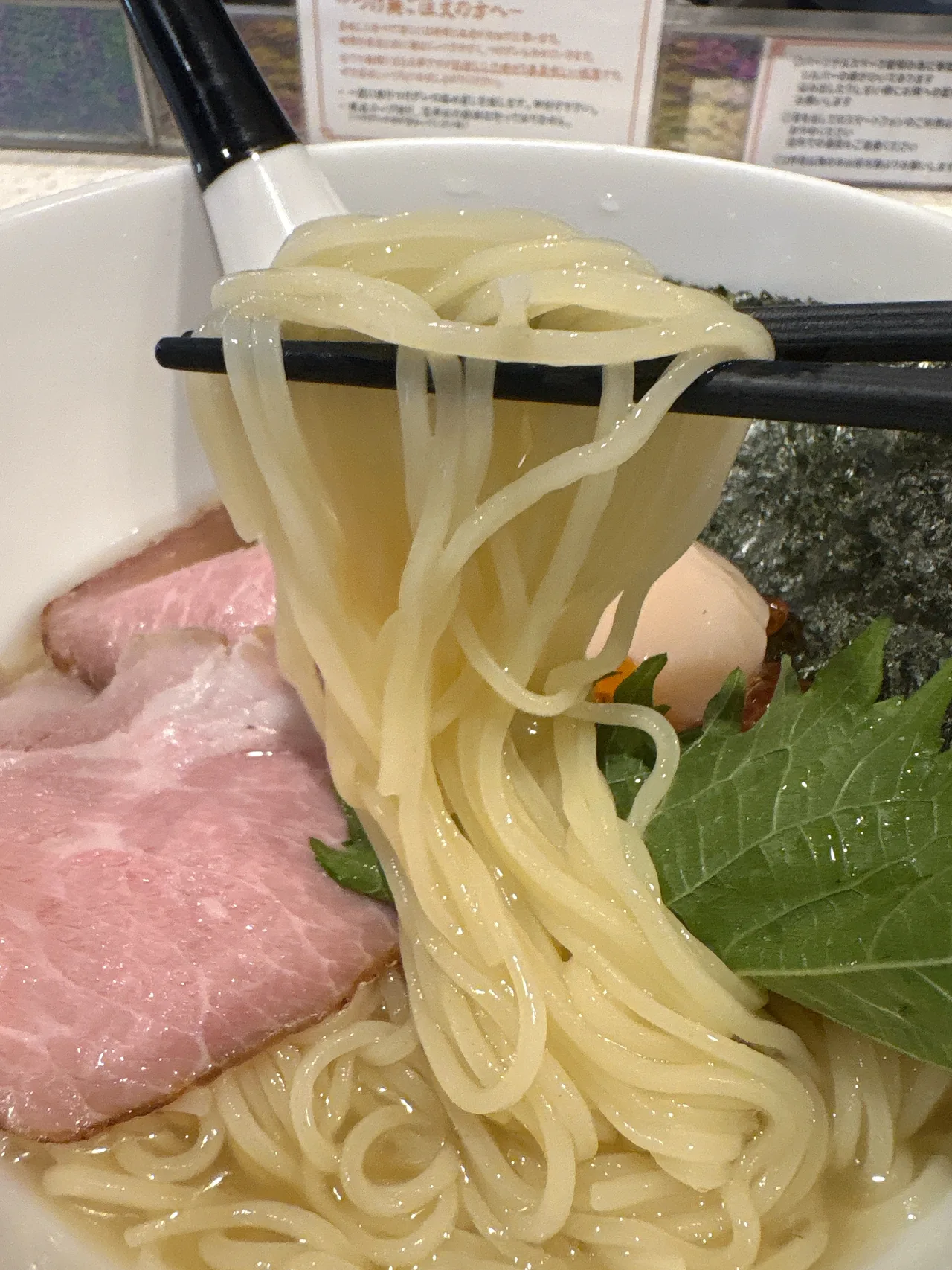 ありがた屋の冷製ホタテだしのしおらぅめんの麺をリフトしたところ