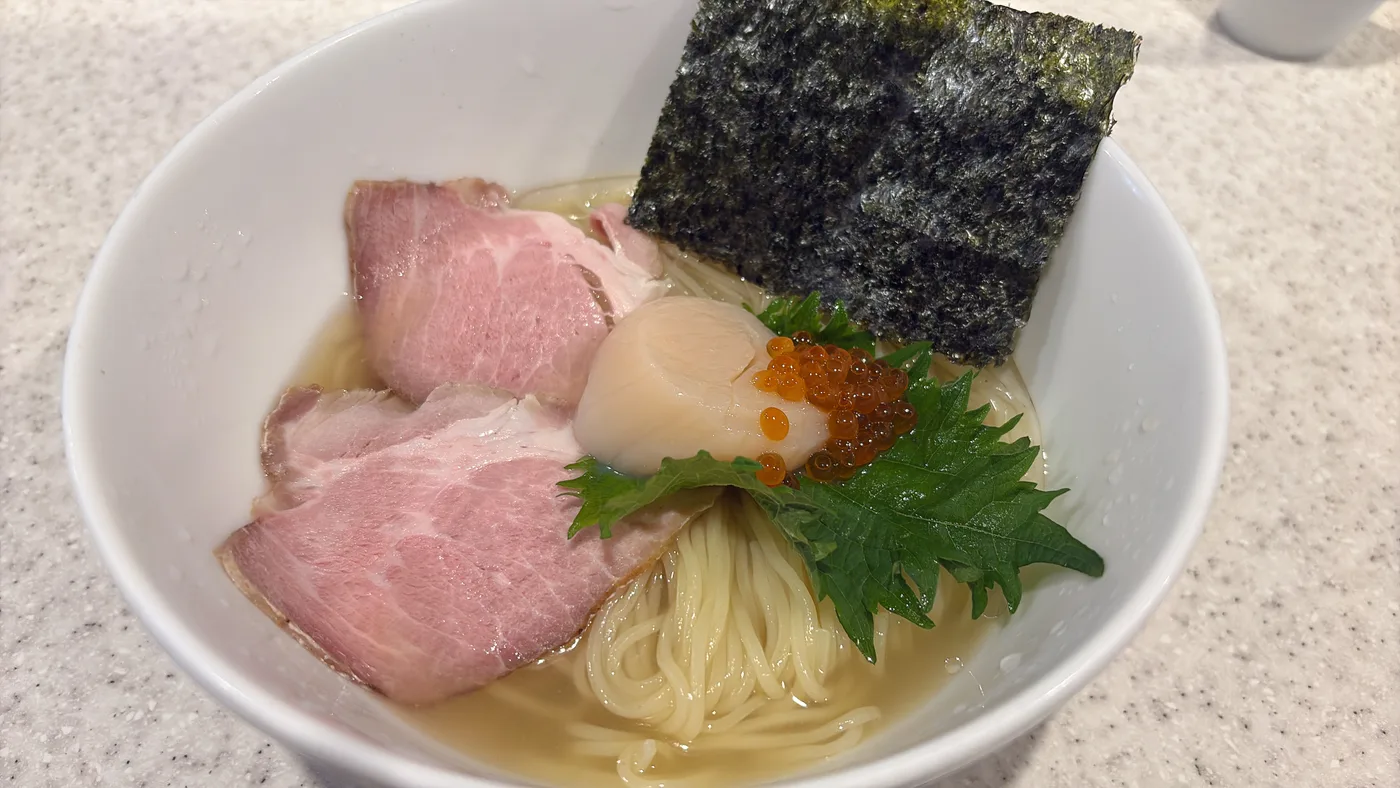ありがた屋の冷製ホタテだしのしおらぅめん。大ぶりの帆立貝柱といくら、ローストポーク、大葉、海苔がのった一杯