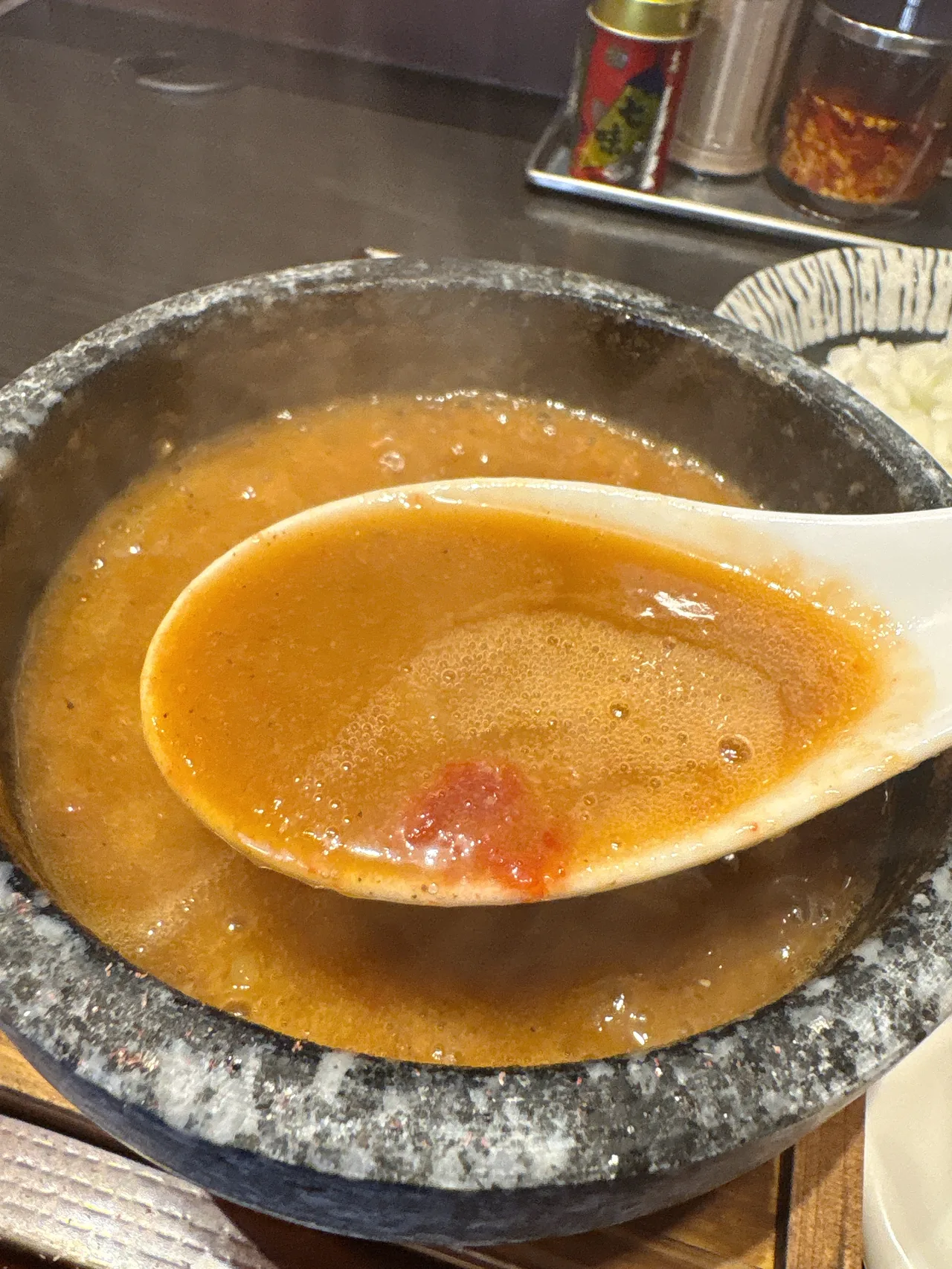 中華蕎麦 一番舎の赤海老つけ麺のスープをレンゲですくったところ