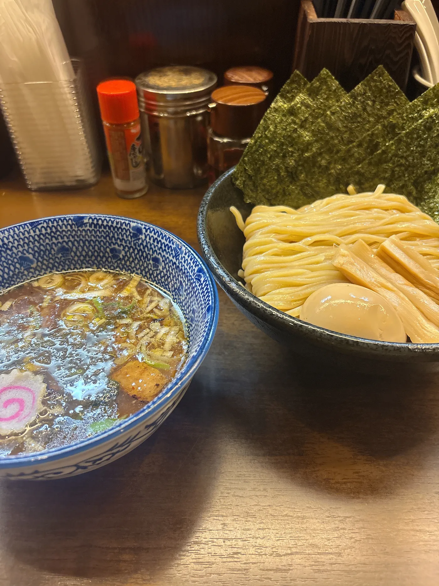 ナカムラ荘のつけ麺を別アングルから。海苔と味玉、メンマがのった麺皿とつけ汁の器