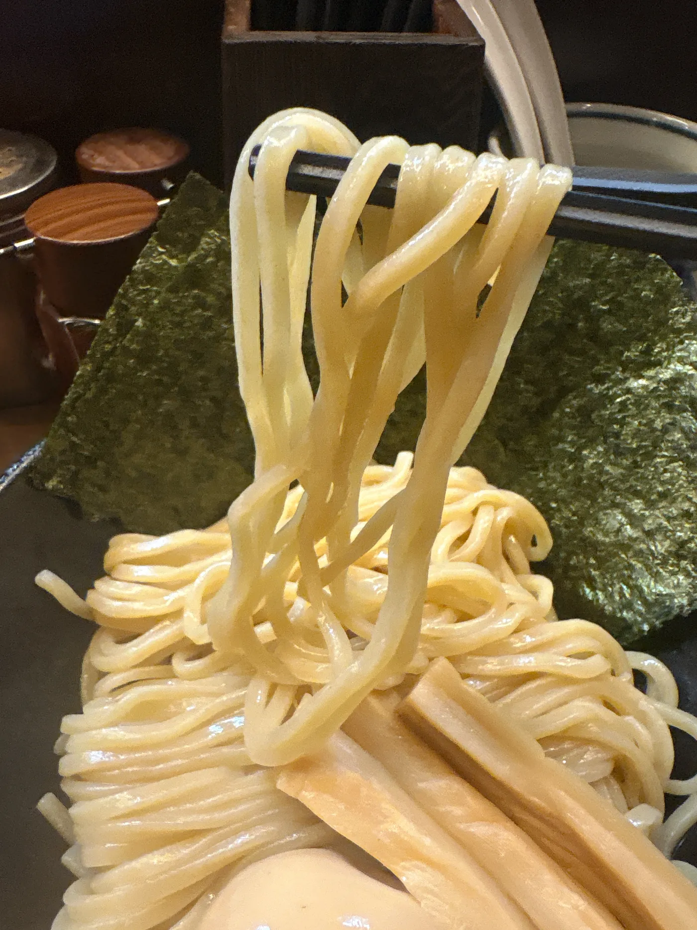 ナカムラ荘のつけ麺の麺をリフトしたところ。太くツヤのある麺