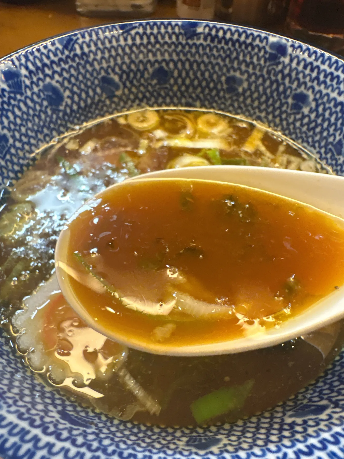 ナカムラ荘のつけ麺のつけ汁をレンゲですくったところ