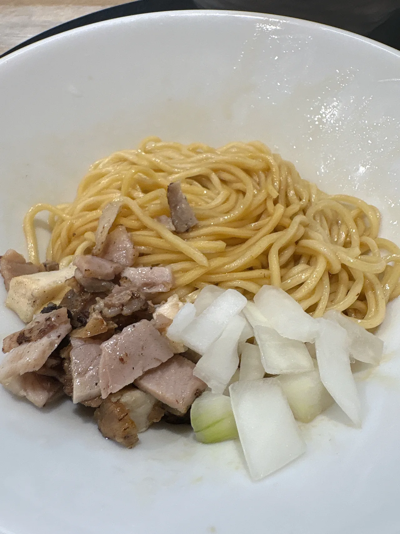 麺屋 伊藤の煮干しあえ玉。細麺にチャーシューと玉ねぎがのった一皿