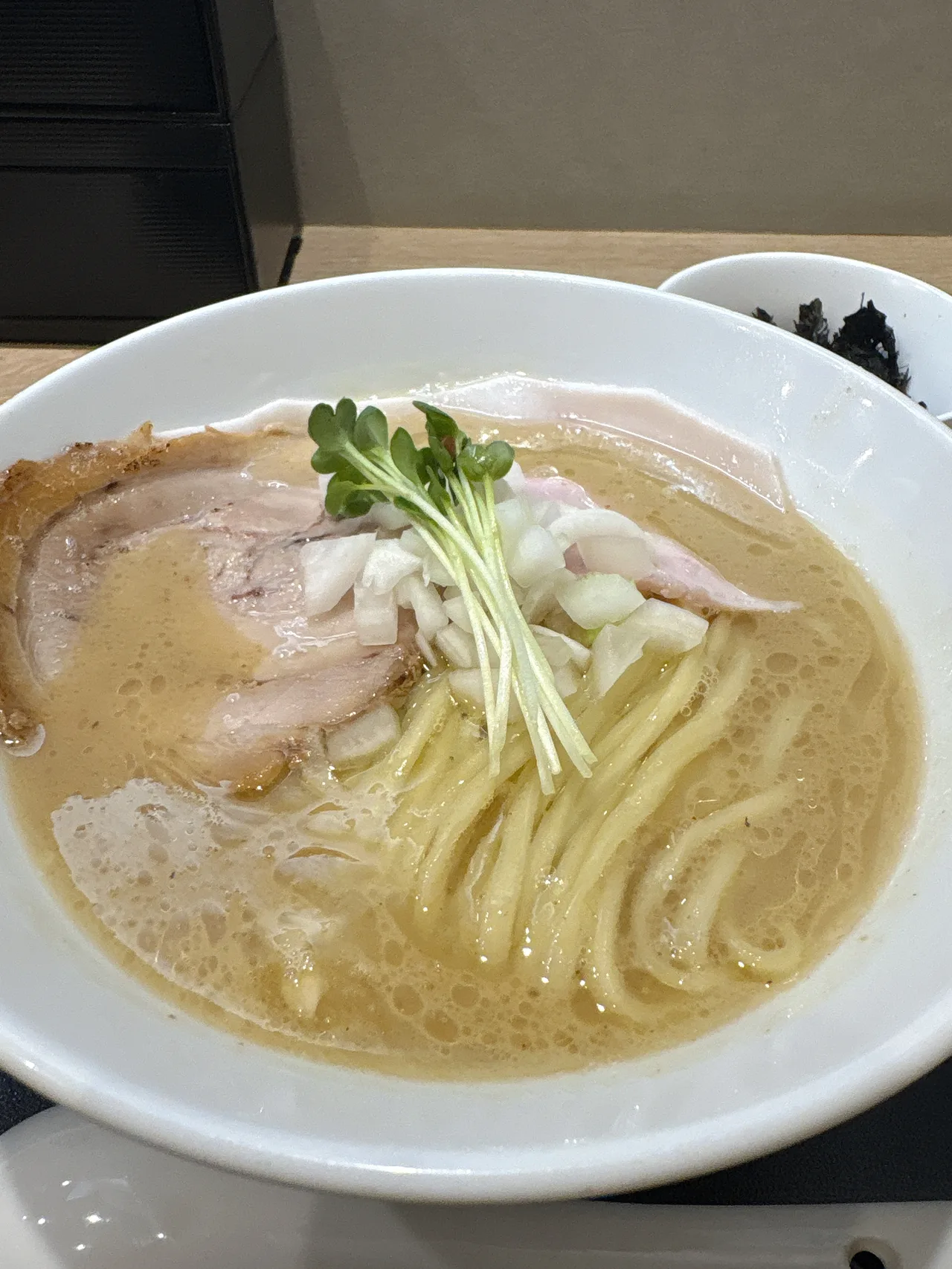 麺屋 伊藤の鳥白湯白醤油らーめんを別アングルから