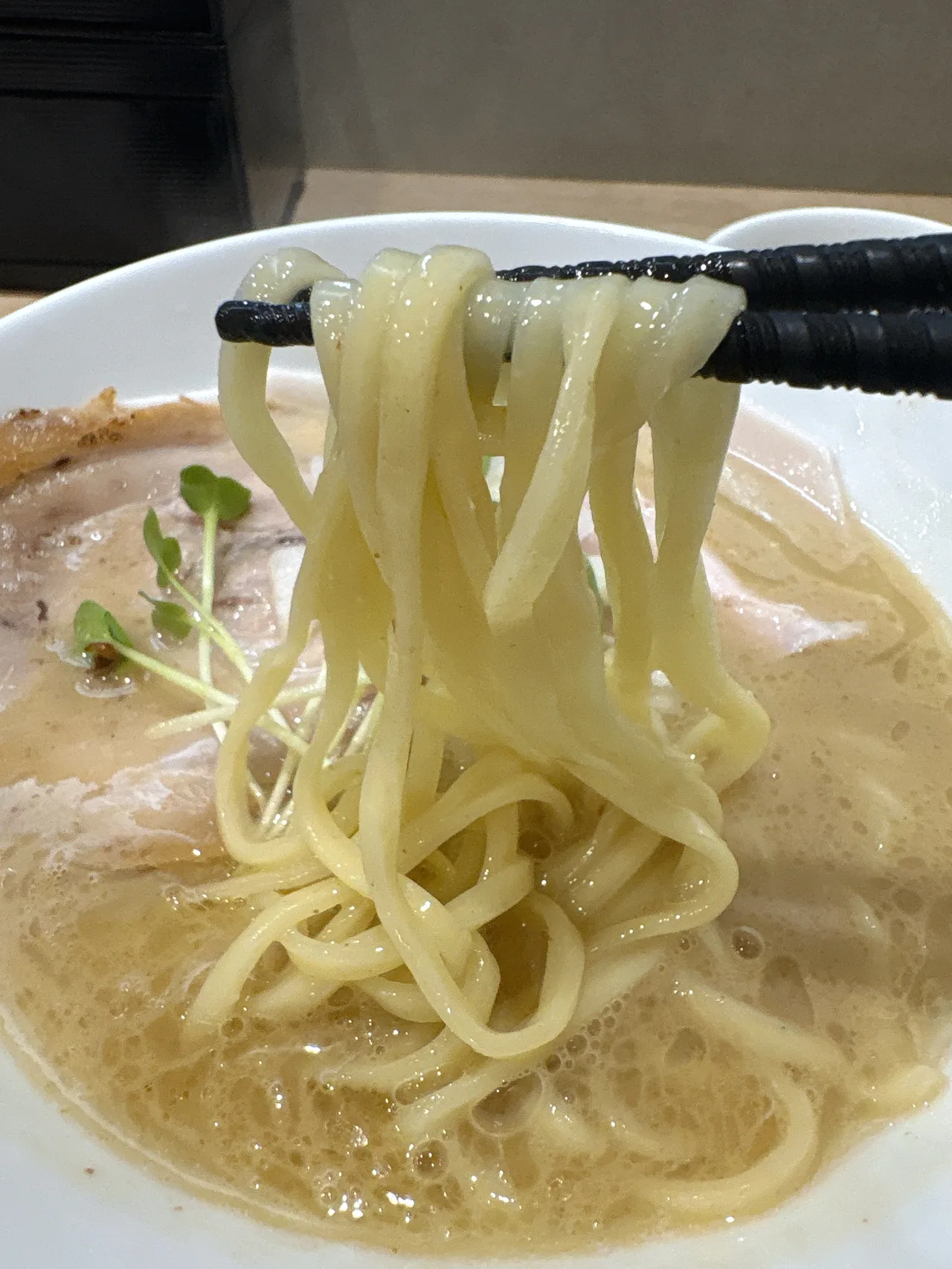 麺屋 伊藤の鳥白湯白醤油らーめんの麺をリフトしたところ