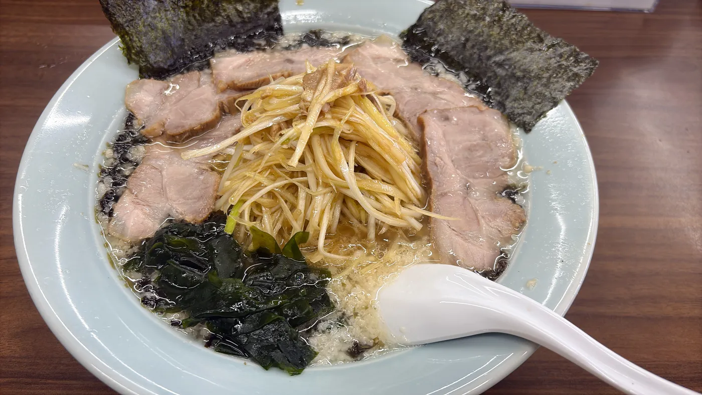 ラーメンショップ春日井店のネギバラのりチャーシューメン全体。刻みネギとチャーシュー、バラのり、わかめがのった一杯