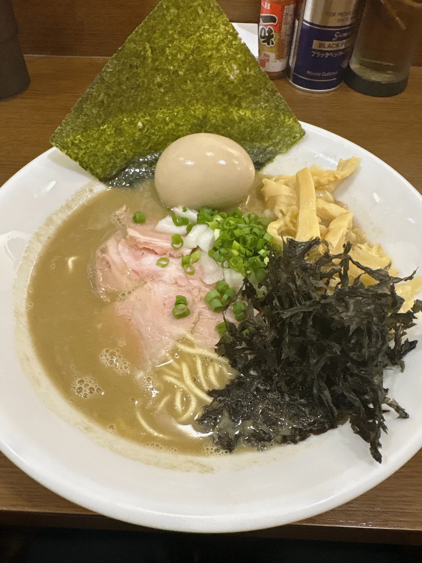 煮干し中華そば 魚魚のにぼとんを別アングルから