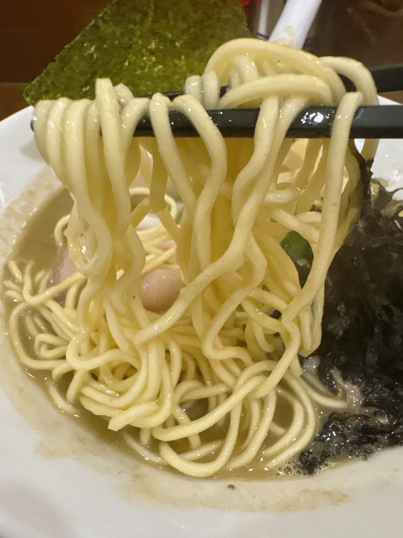 煮干し中華そば 魚魚の麺をリフトしたところ。細めのぱっつりした麺