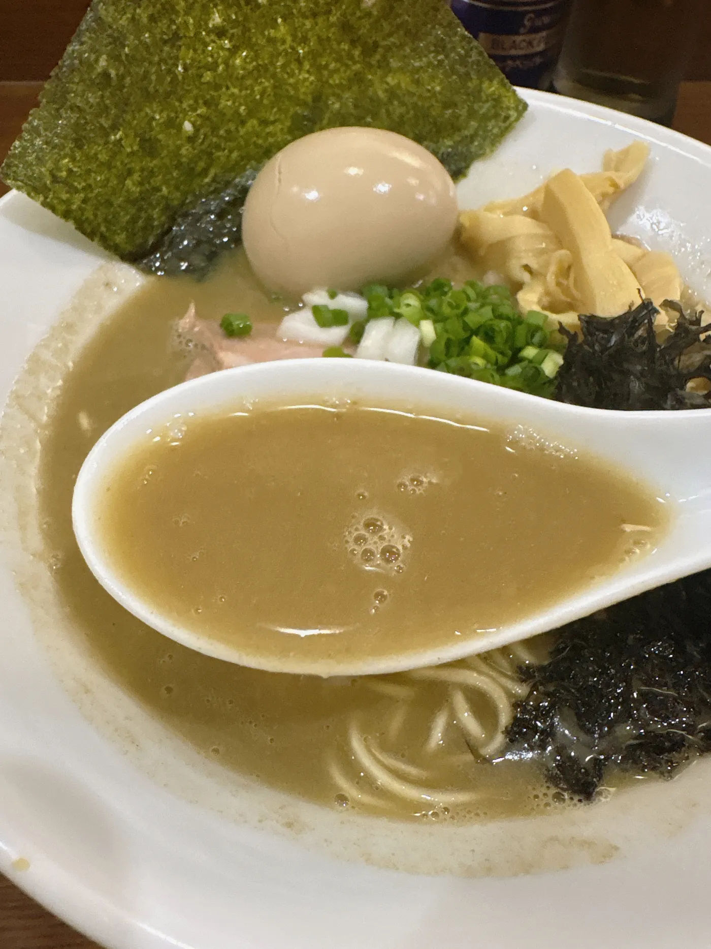 煮干し中華そば 魚魚のスープをレンゲですくったところ