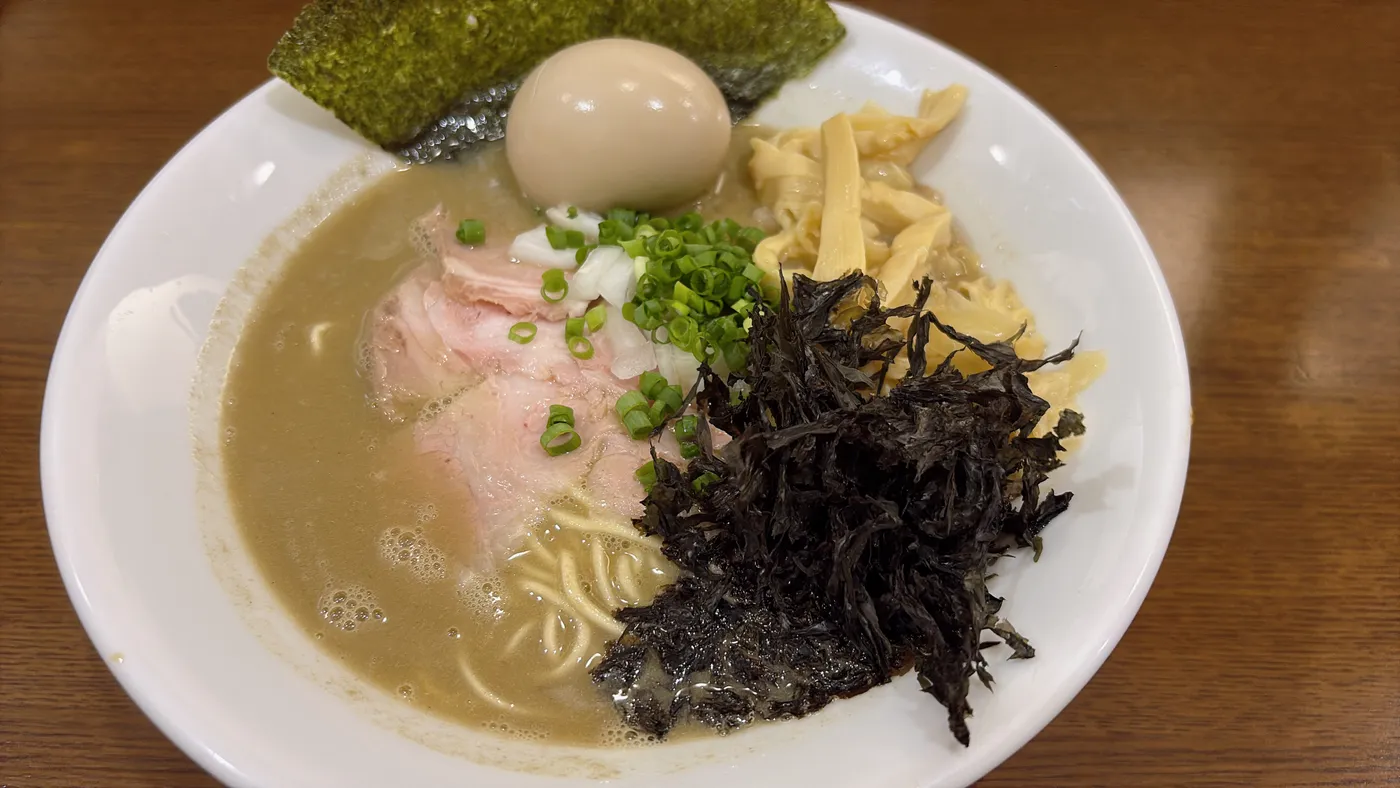 煮干し中華そば 魚魚のにぼとん特製。味玉、チャーシュー、メンマ、海苔、バラのりがのった一杯