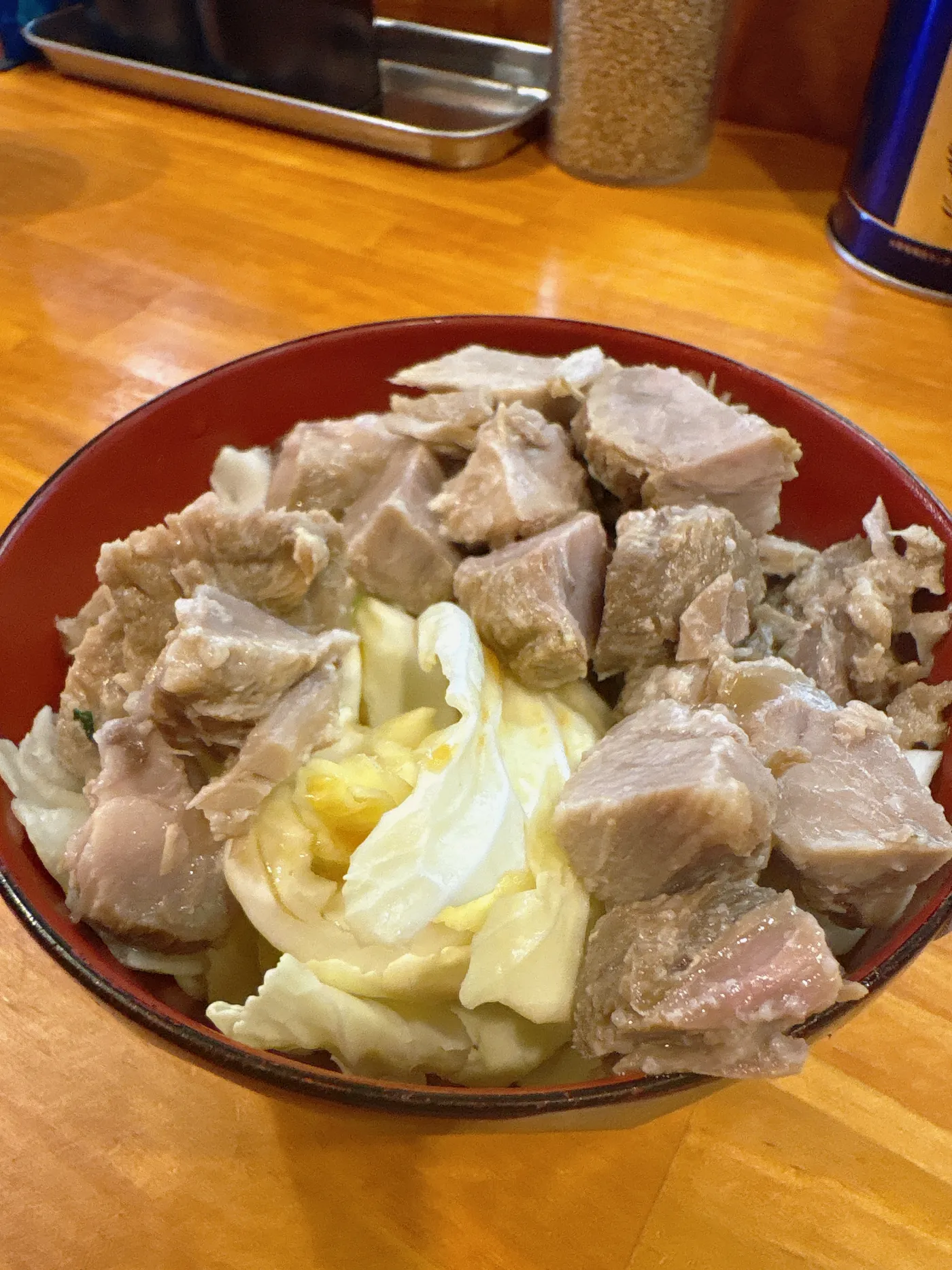 横浜家系らーめん 志のキャベチャー。チャーシューと味玉、キャベツが盛られた小鉢