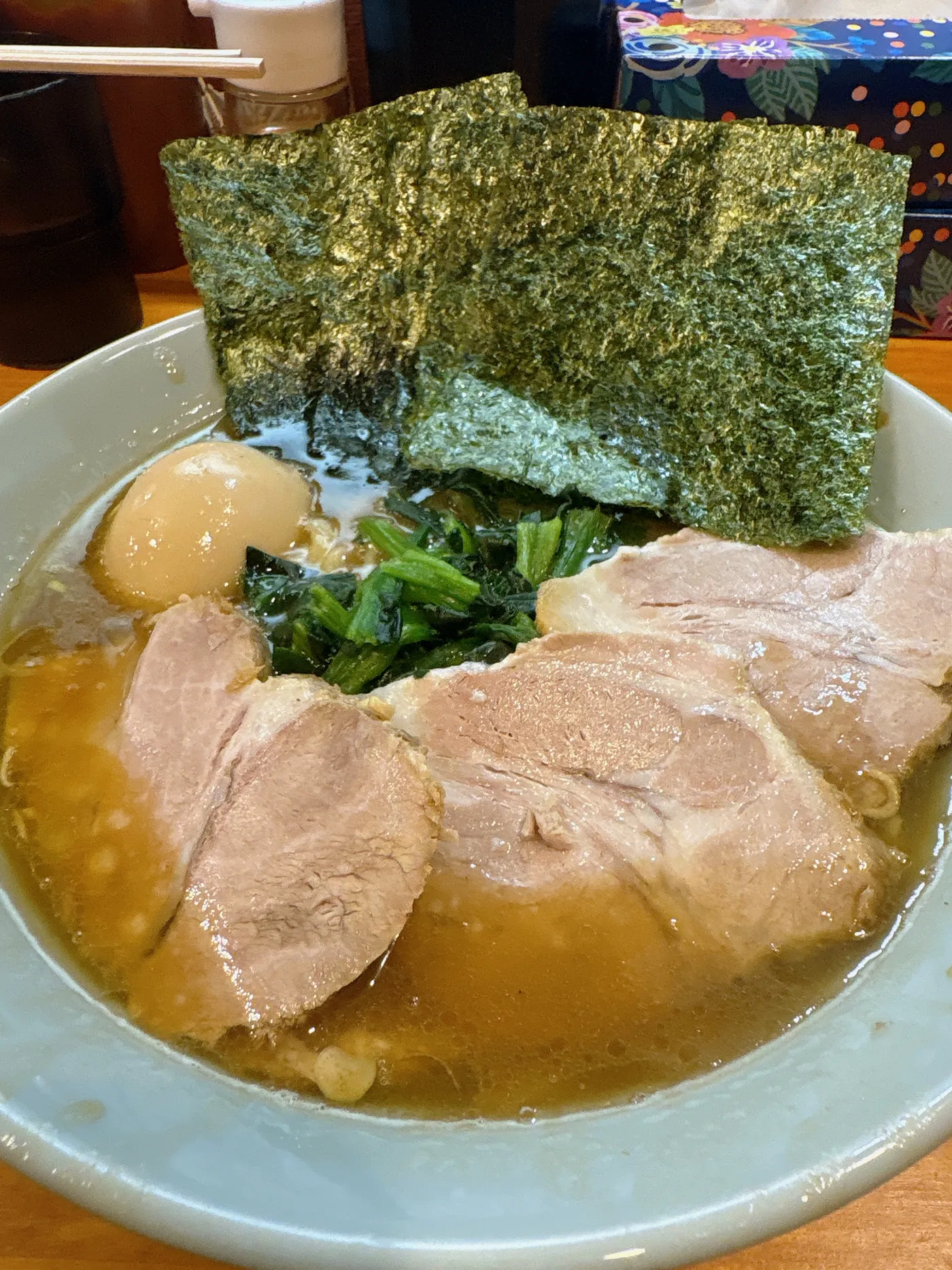 横浜家系らーめん 志の全部のせ豚骨醤油を別アングルから