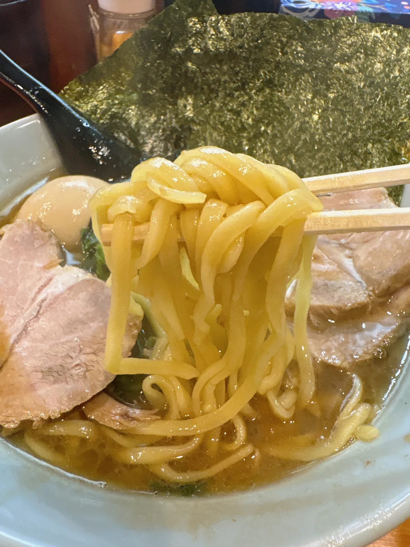 横浜家系らーめん 志の麺をリフトしたところ。中太の平打ち麺