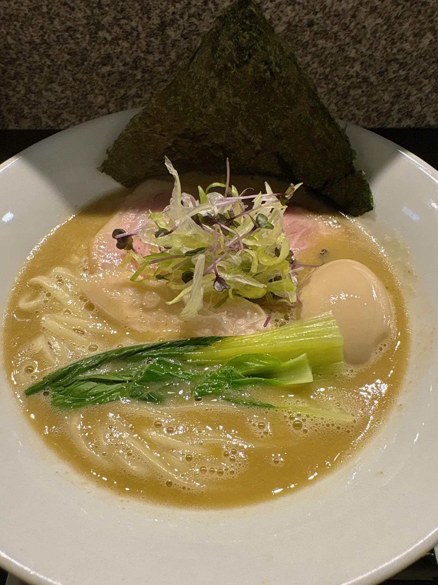 らぁ麺 飛鶏の地鶏の白湯そばを別アングルから