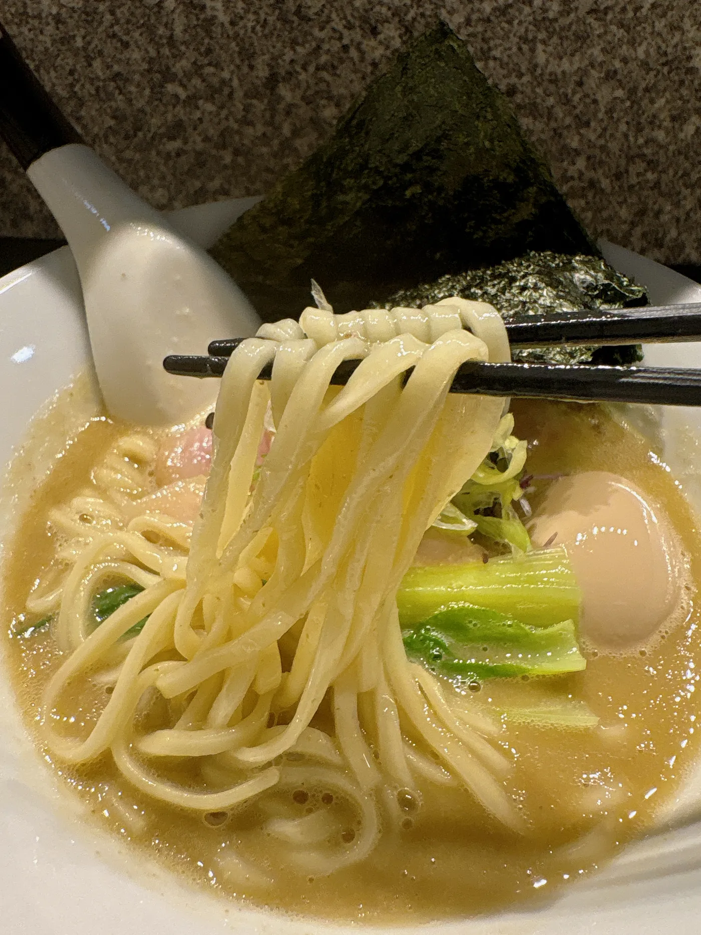 らぁ麺 飛鶏の麺をリフトしたところ。もっちりした中太ストレート麺