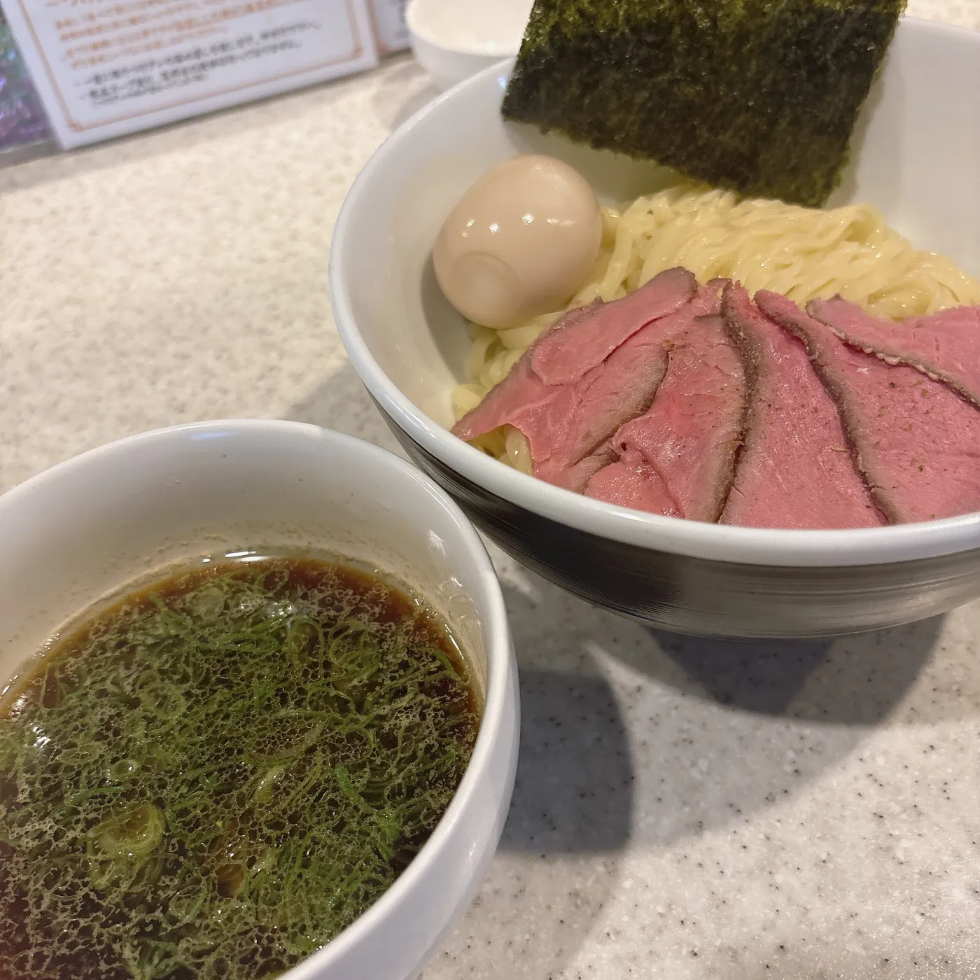 らぅめん考房 ありがた屋の牛だしと生搾り醤油のつけ麺を別アングルから