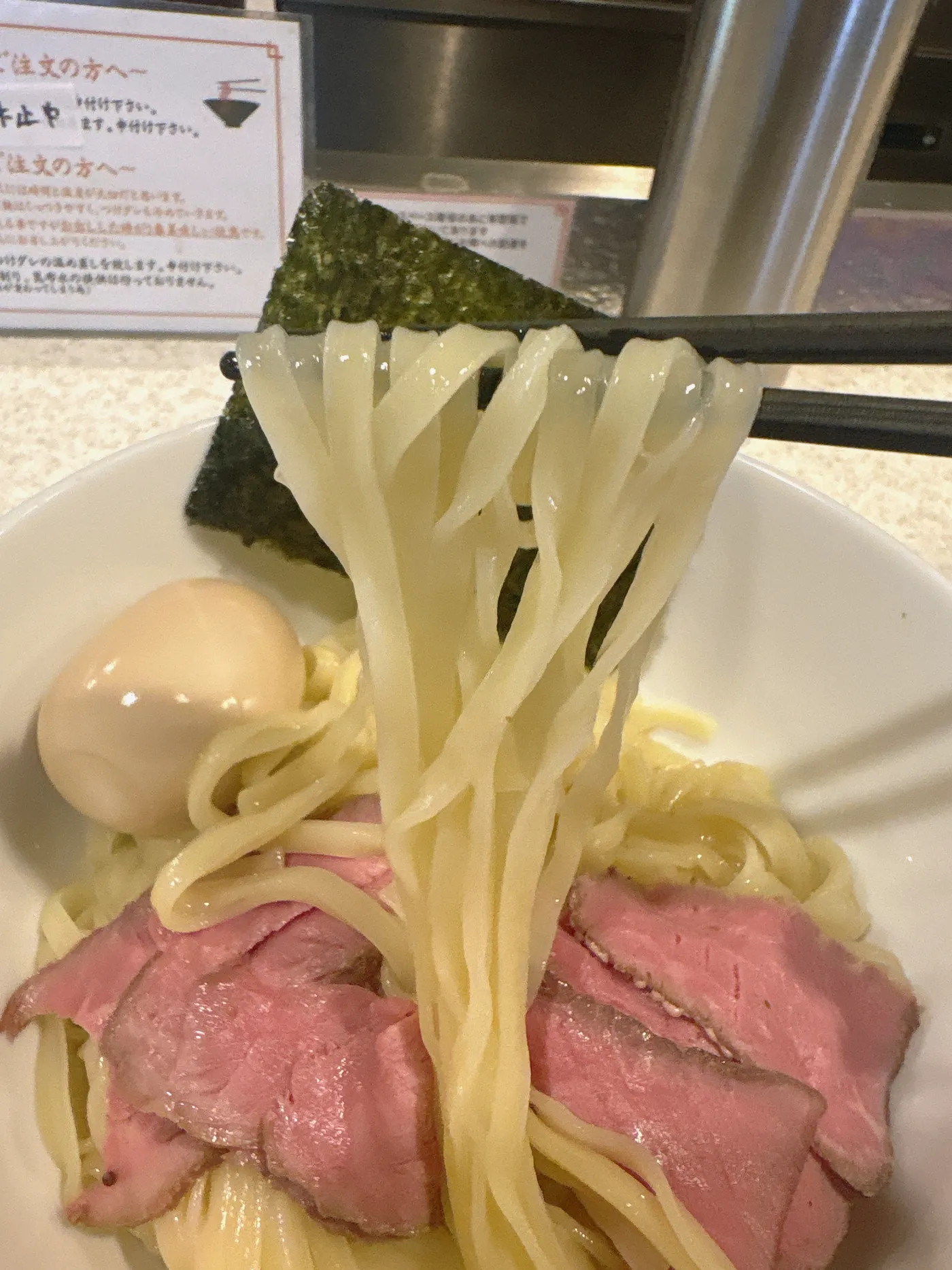 らぅめん考房 ありがた屋の麺をリフトしたところ。京小麦の自家製平打ち麺