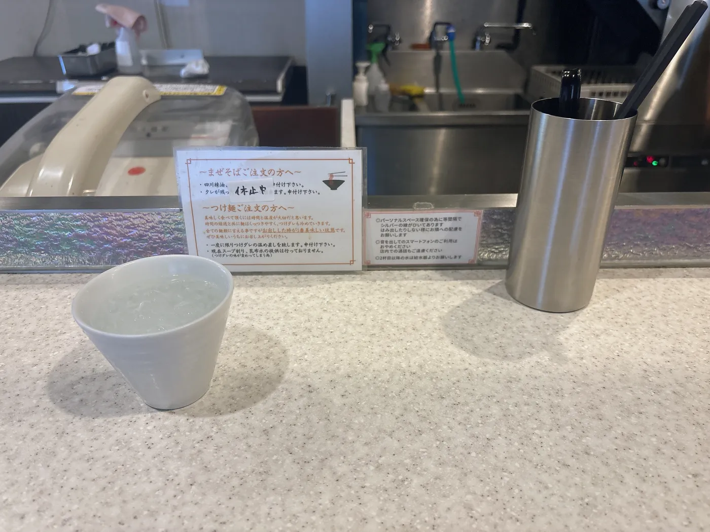 らぅめん考房 ありがた屋のカウンター。テーブルには調味料が置かれていない