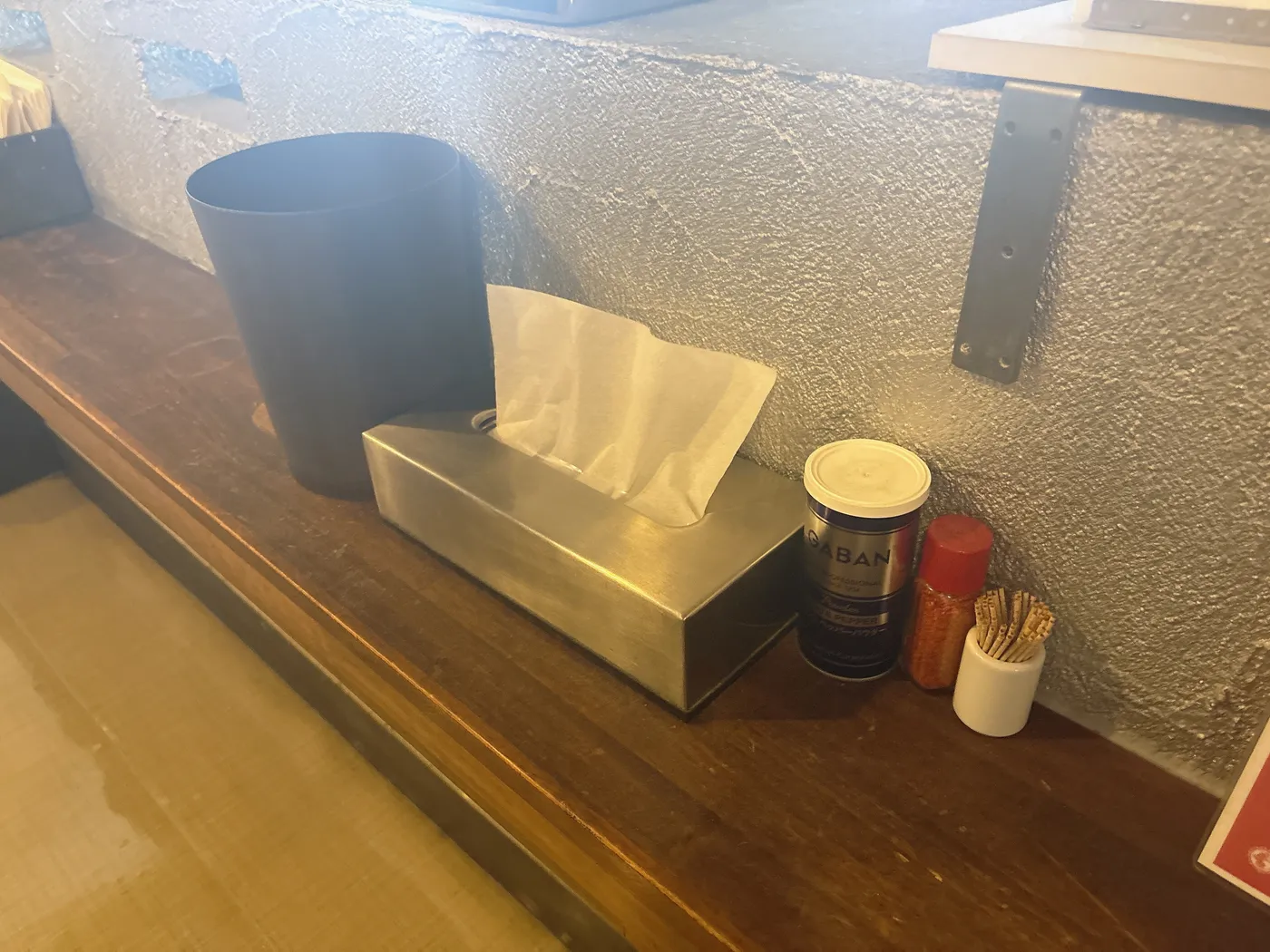 らぅめん考房 ありがた屋の後ろの棚に置かれた調味料。GABANの白胡椒などが並ぶ