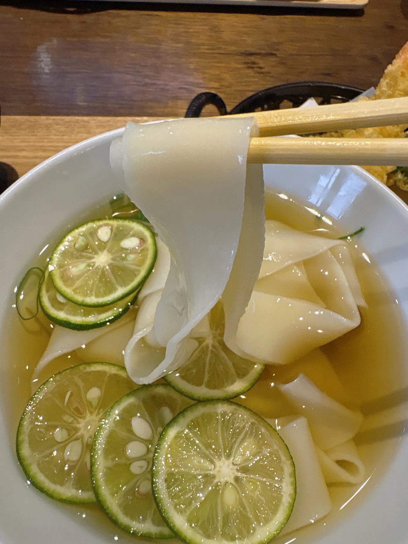 星が丘製麺所のきしめんをリフトしたところ。幅広の平打ち麺