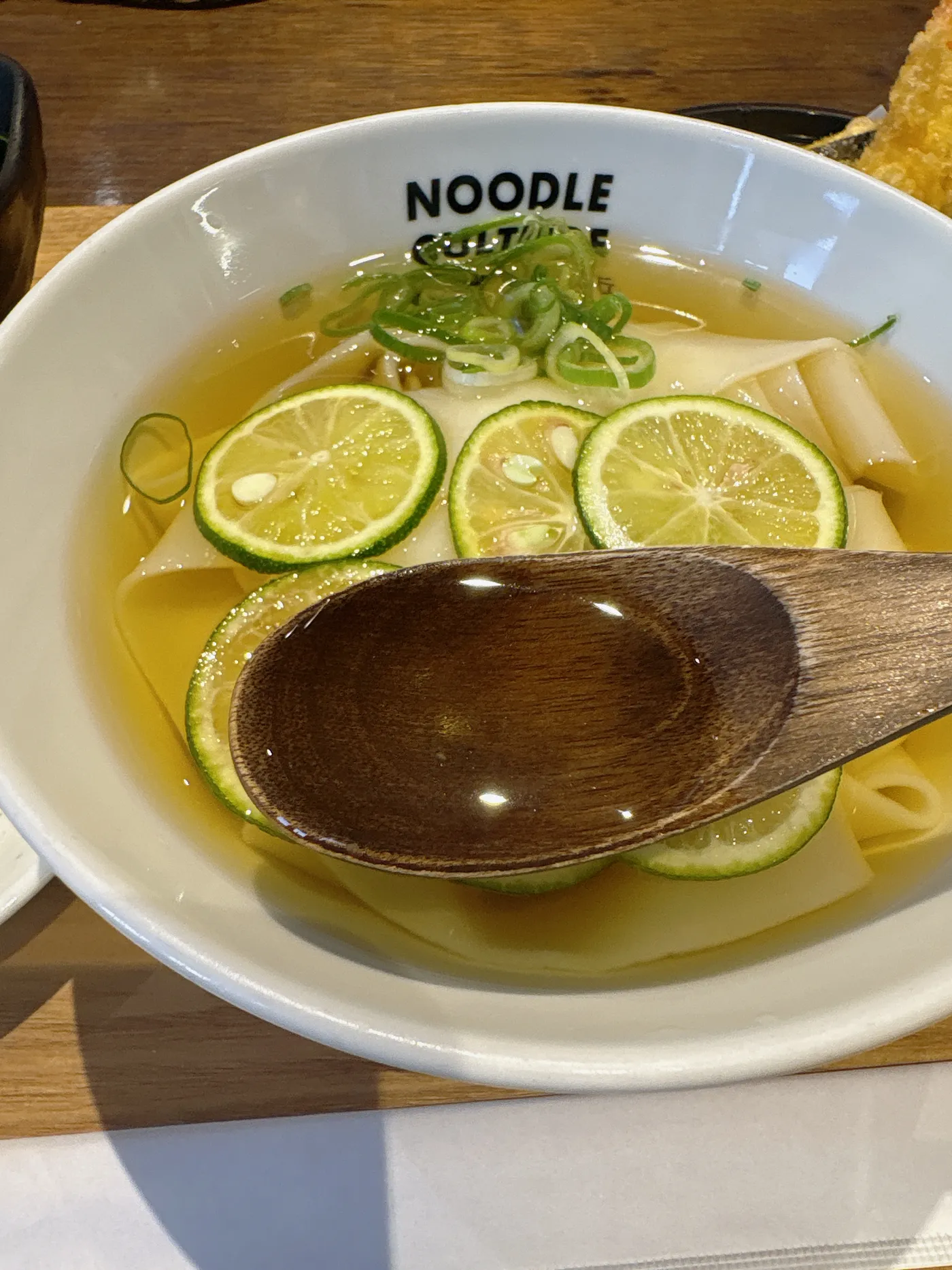 星が丘製麺所のきしめんのつゆをレンゲですくったところ