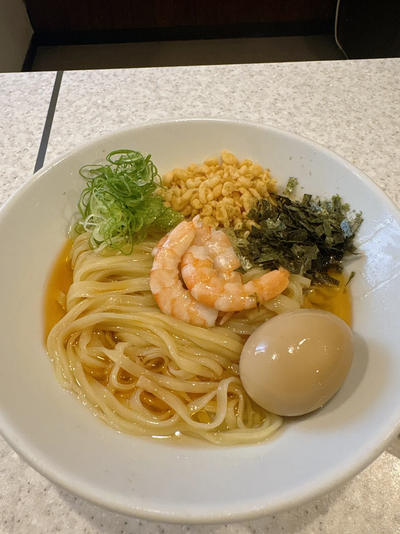 らぅめん考房 ありがた屋の冷製えび出汁昆布水和えめんを別アングルから