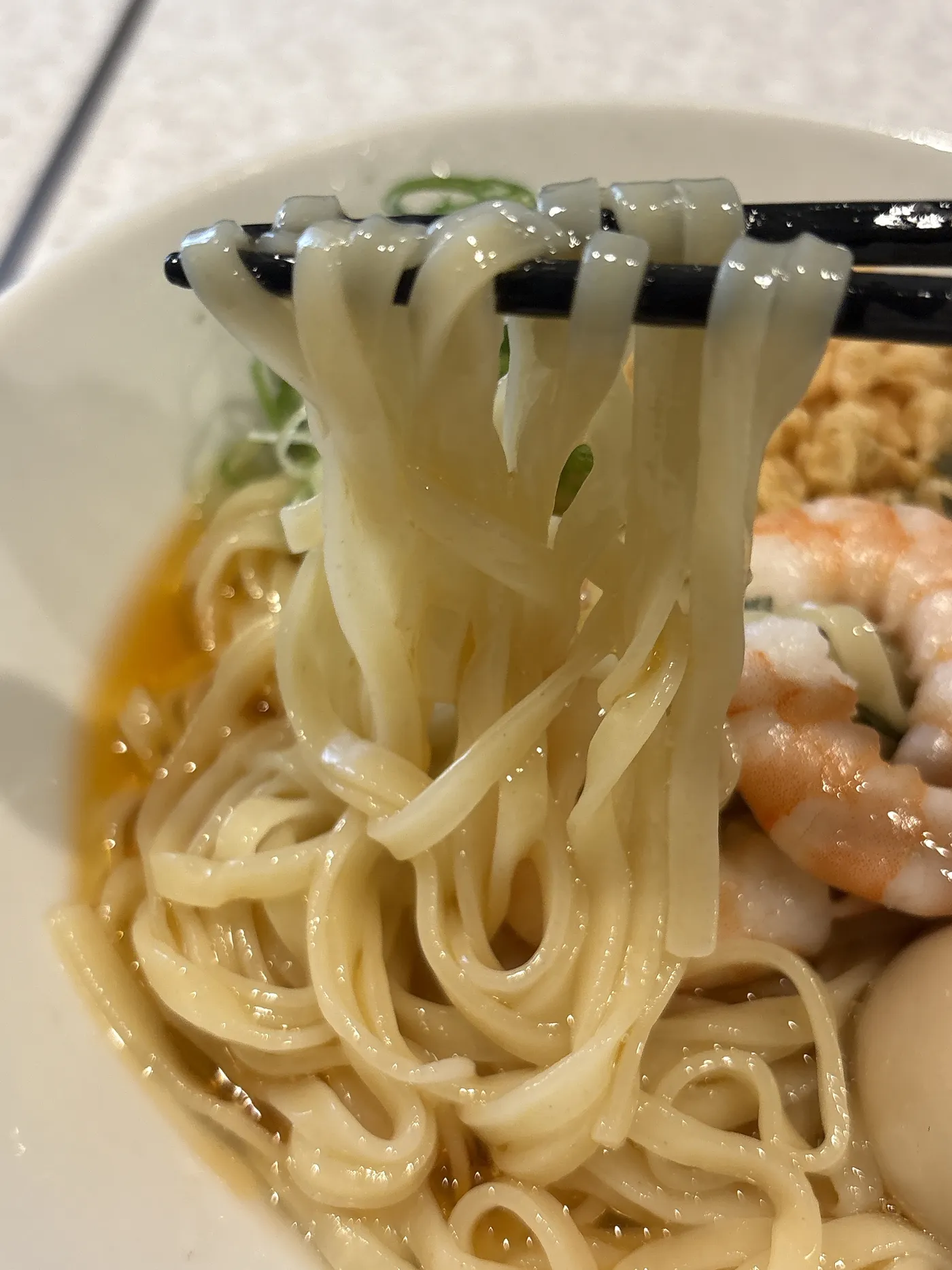 らぅめん考房 ありがた屋の冷製えび出汁昆布水和えめんの麺をリフトしたところ