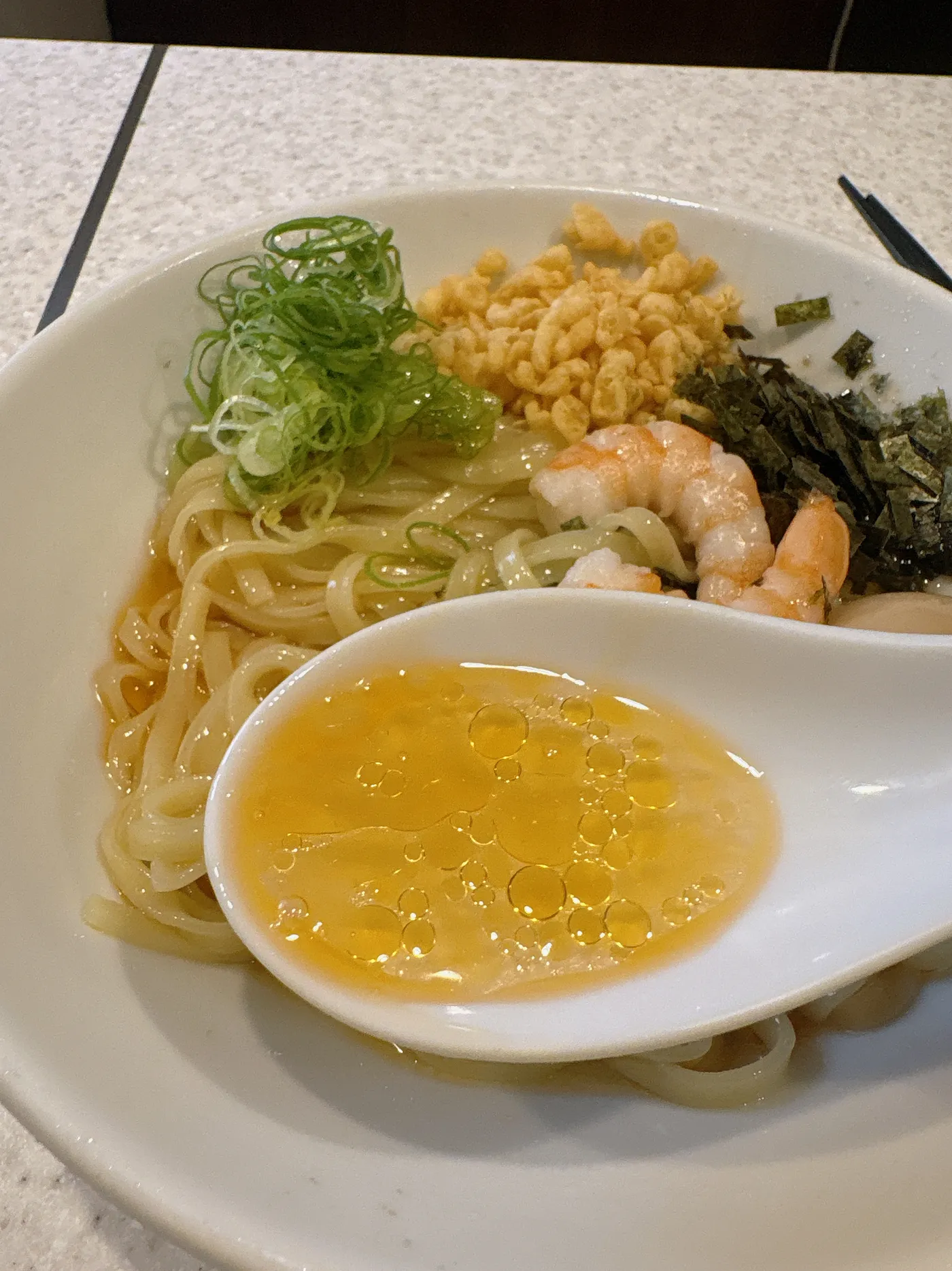 らぅめん考房 ありがた屋の冷製えび出汁昆布水和えめんのタレをレンゲですくったところ
