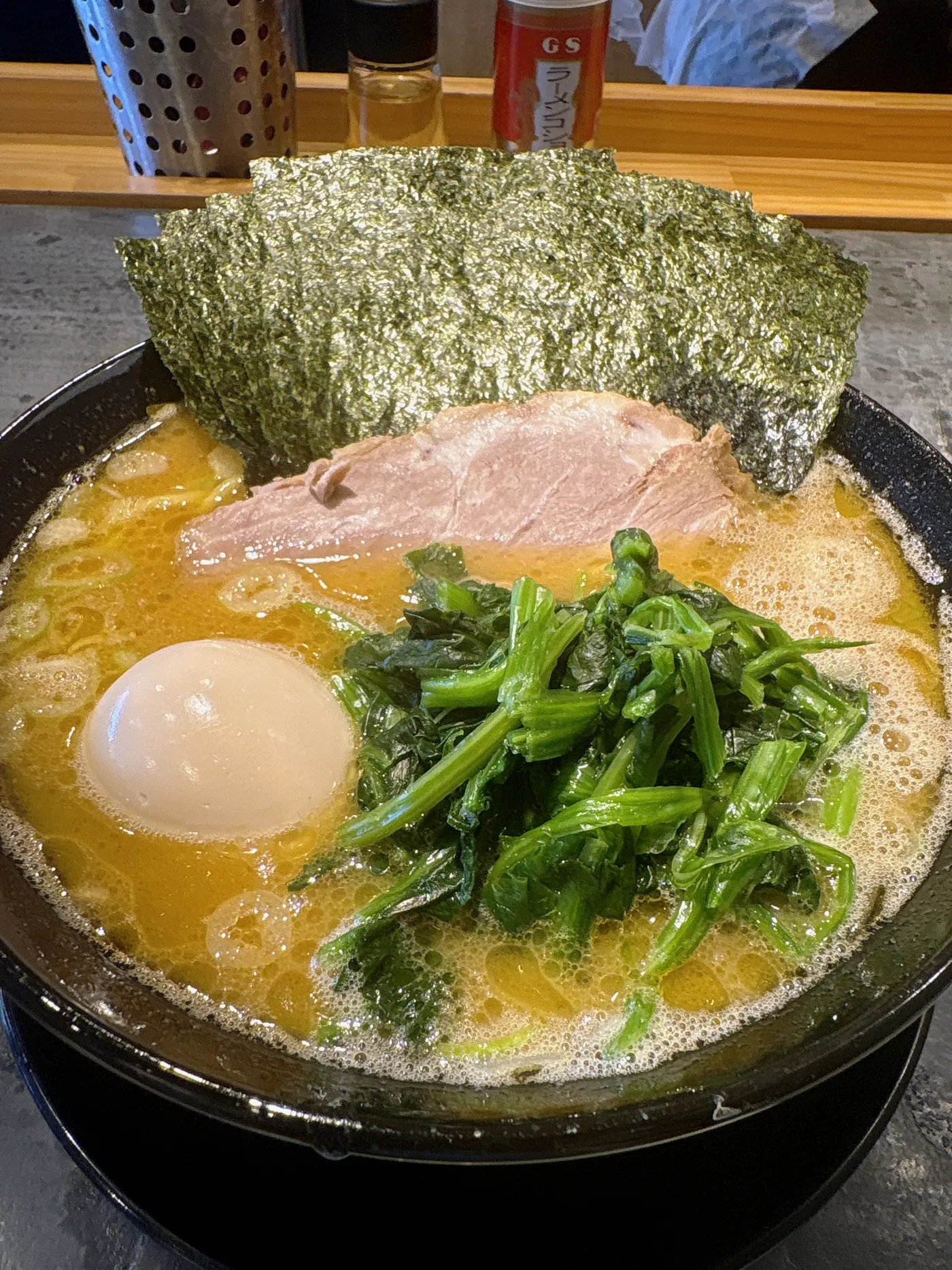 家系ラーメン桜家ののり味玉ラーメンを別アングルから