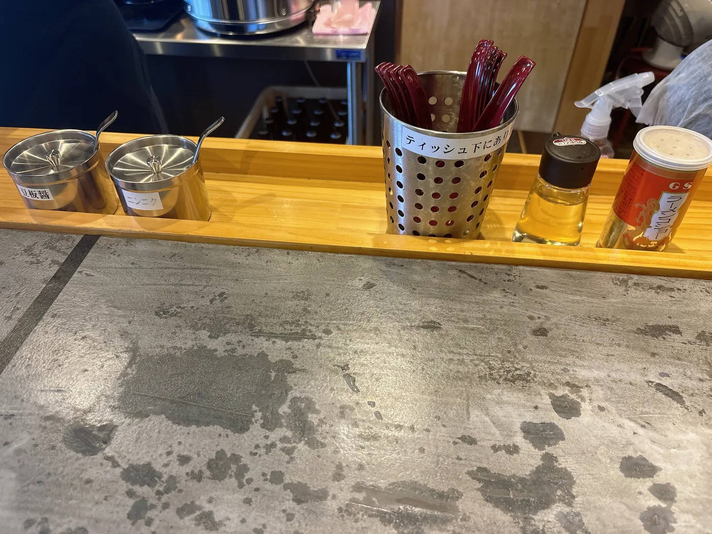 家系ラーメン桜家の卓上調味料。豆板醤、ニンニク、ラー油などが並ぶ