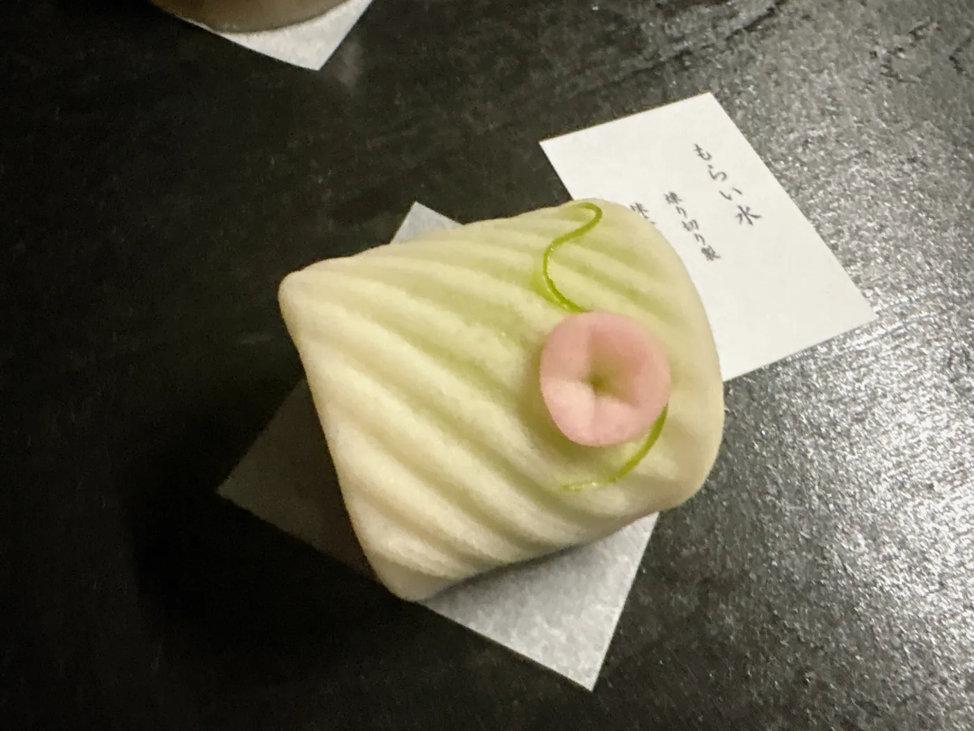 和の菓 さんのうの練り切り「もらい水」。薄緑の生地にピンクの朝顔があしらわれている