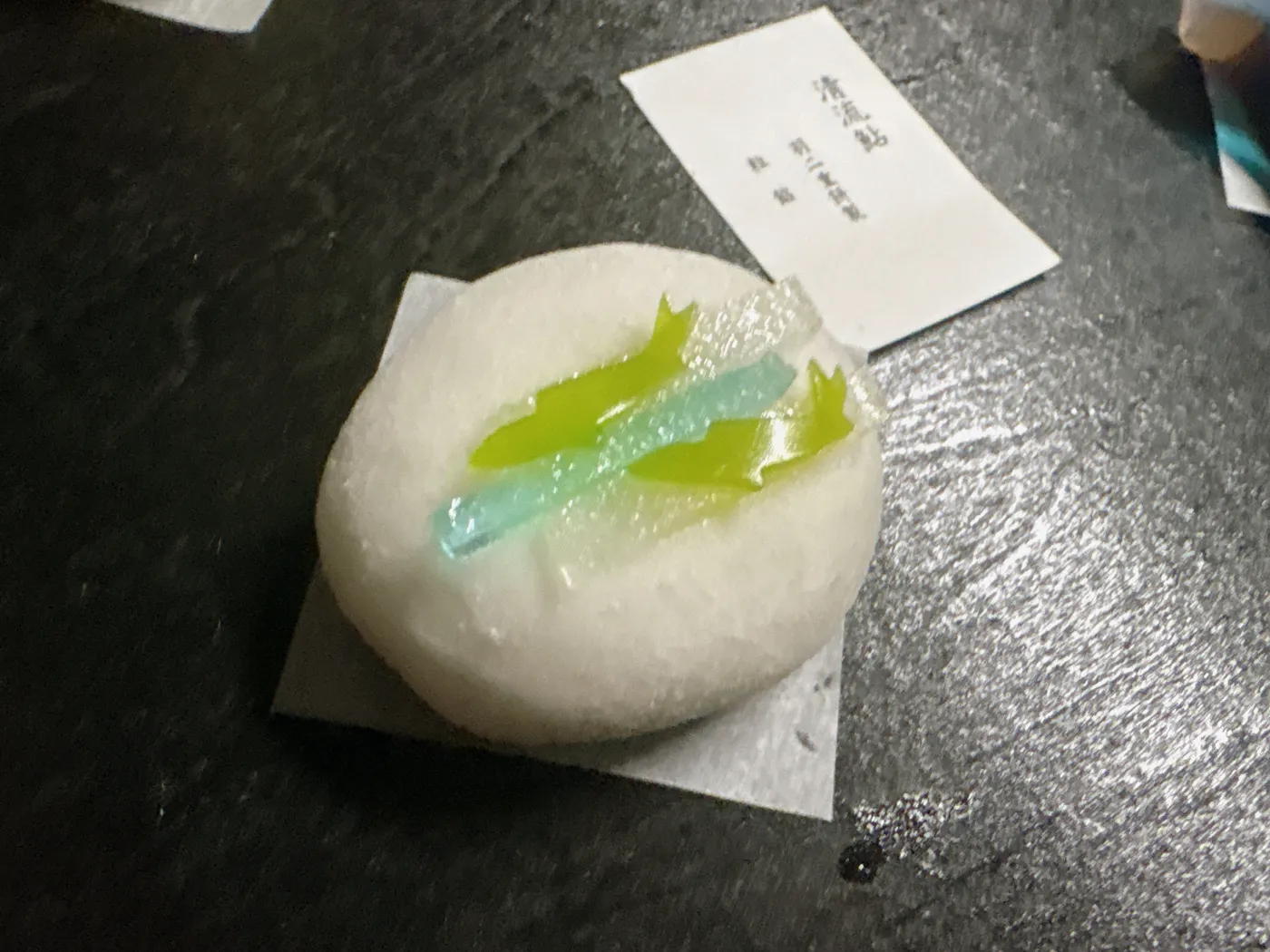 和の菓 さんのうの羽二重餅「清流鮎」。白い餅の上を若鮎が泳ぐ意匠