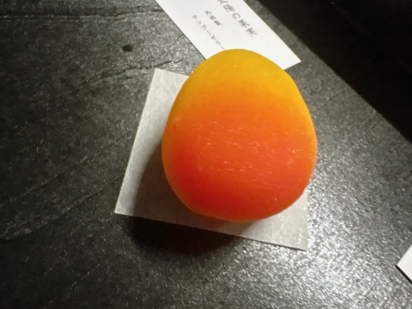 和の菓 さんのうのマンゴーゼリー「太陽の果実」。夕陽のようなオレンジから赤へのグラデーション